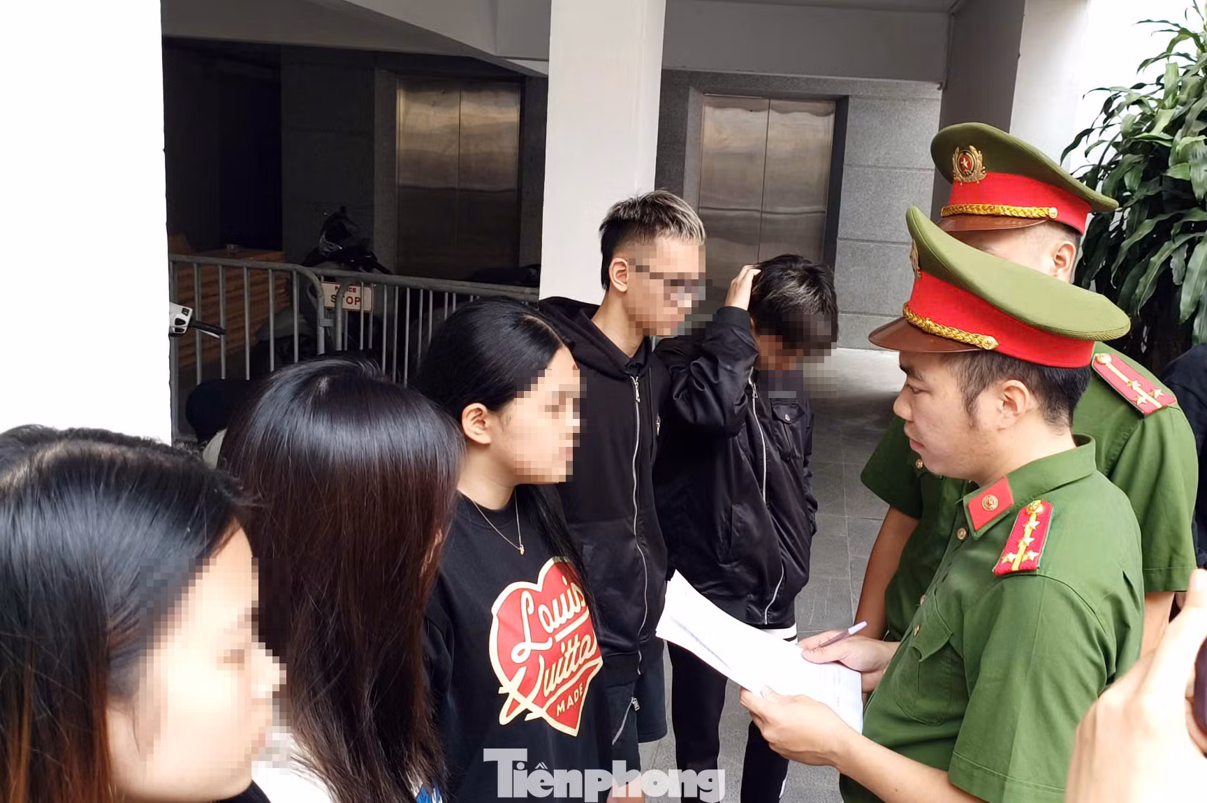 Nhiều người vẫn ám ảnh nhóm thanh thiếu niên điều khiển xe máy tốc độ cao trên đường Trần Hưng Đạo (Hoàn Kiếm, Hà Nội) gây tai nạn chết người. Nhiều người vẫn ám ảnh nhóm thanh thiếu niên điều khiển xe máy tốc độ cao trên đường Trần Hưng Đạo (Hoàn Kiếm, Hà Nội) gây tai nạn chết người.