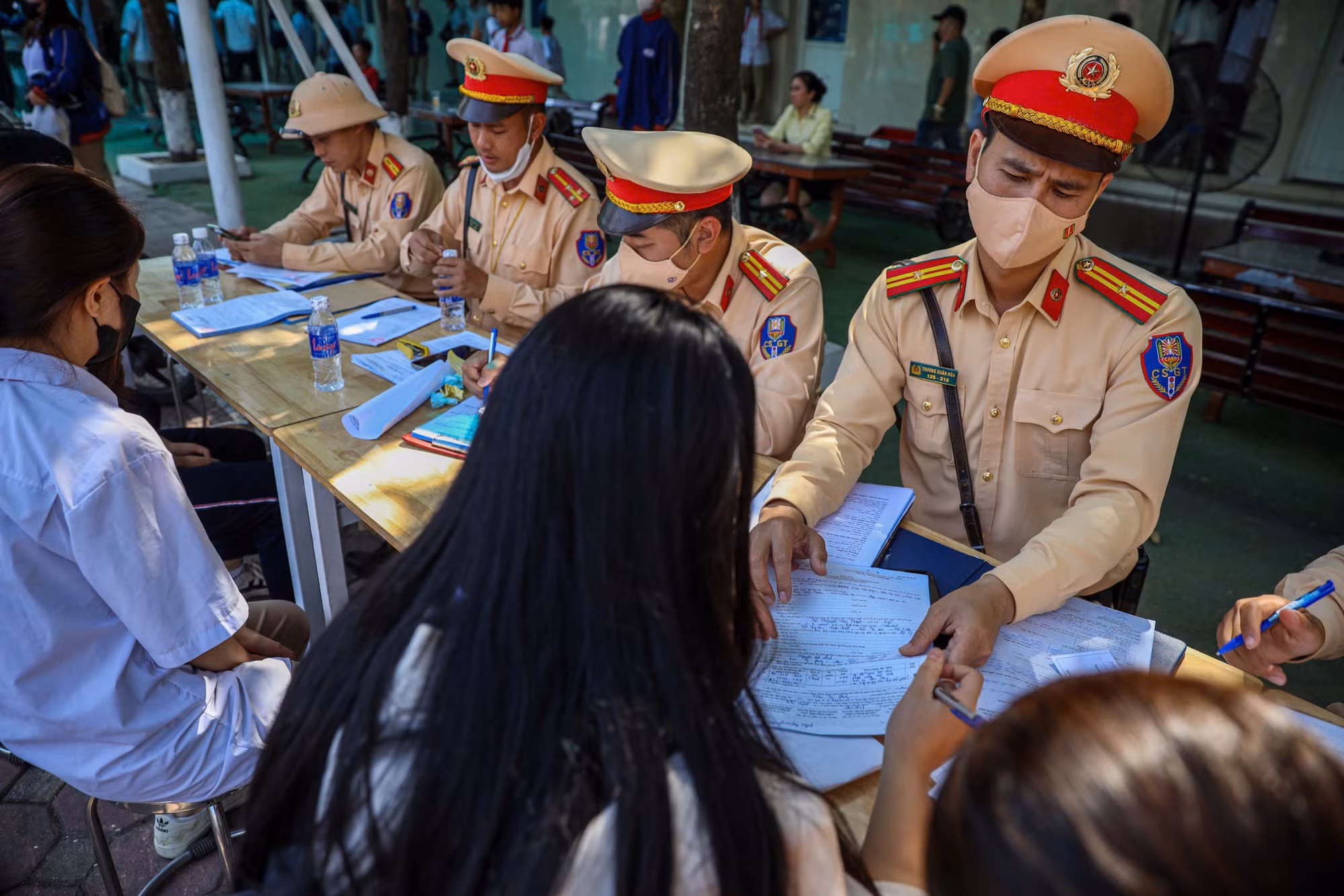 CSGT phát hiện nhiều học sinh đi xe máy đến trường vào sáng 11/11. CSGT phát hiện nhiều học sinh đi xe máy đến trường vào sáng 11/11.