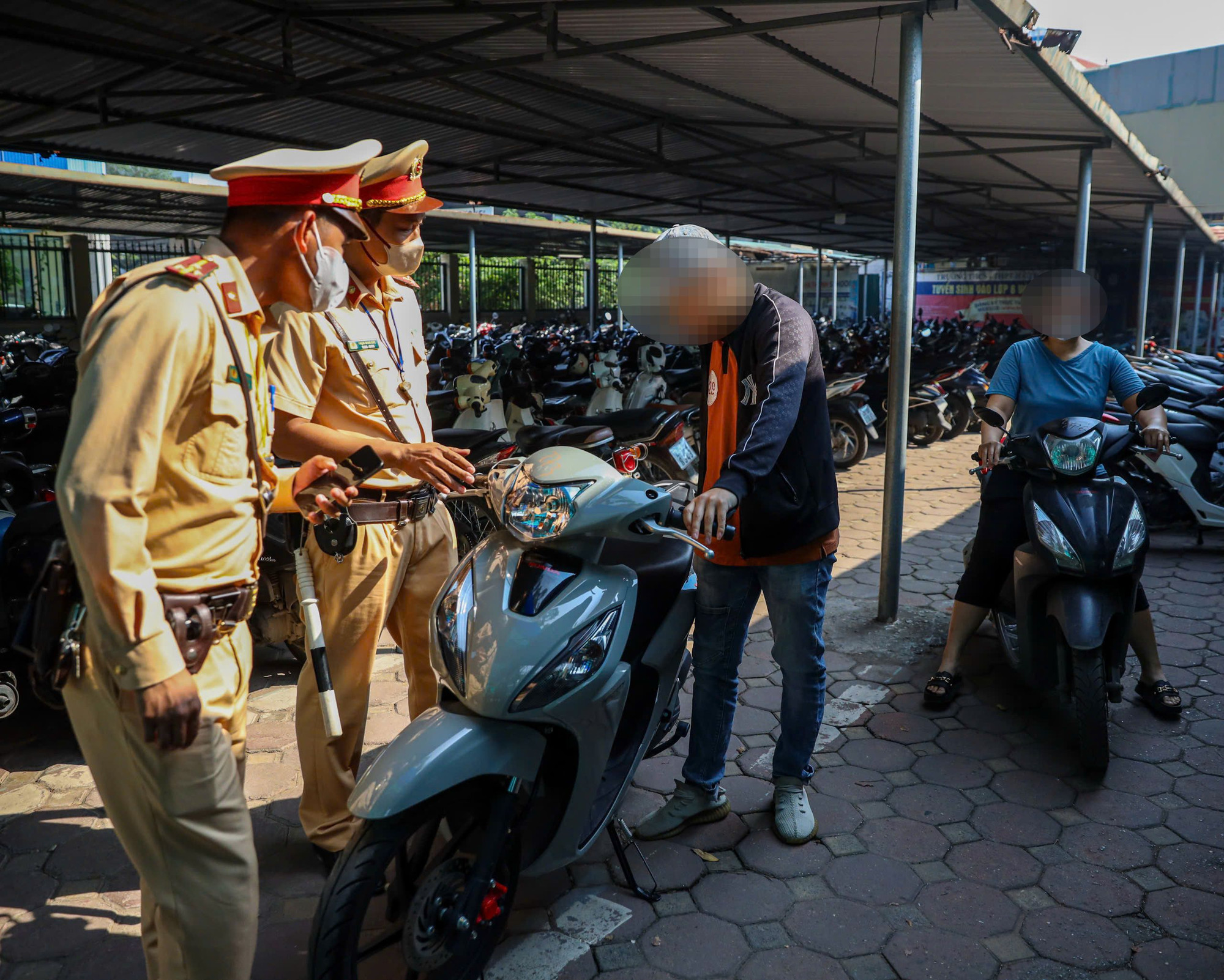 Đối với các trường hợp người điều khiển phương tiện chưa đủ tuổi lực lượng CSGT sẽ xử lý nghiêm, tạm giữ phương tiện. Đối với các trường hợp người điều khiển phương tiện chưa đủ tuổi lực lượng CSGT sẽ xử lý nghiêm, tạm giữ phương tiện.