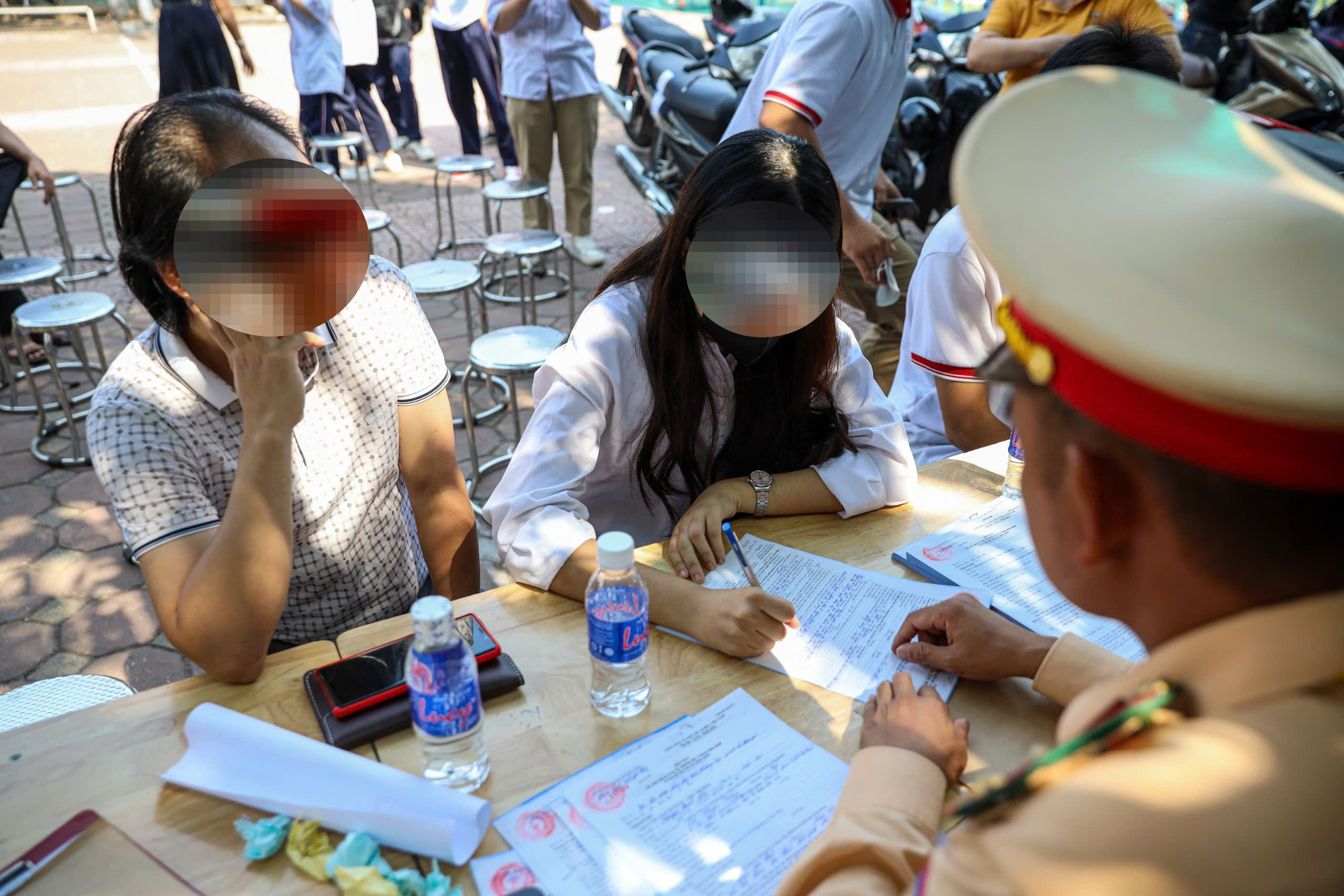 Đối với các trường hợp người điều khiển phương tiện chưa đủ tuổi lực lượng CSGT sẽ xử lý nghiêm, tạm giữ phương tiện. Đối với các trường hợp người điều khiển phương tiện chưa đủ tuổi lực lượng CSGT sẽ xử lý nghiêm, tạm giữ phương tiện.