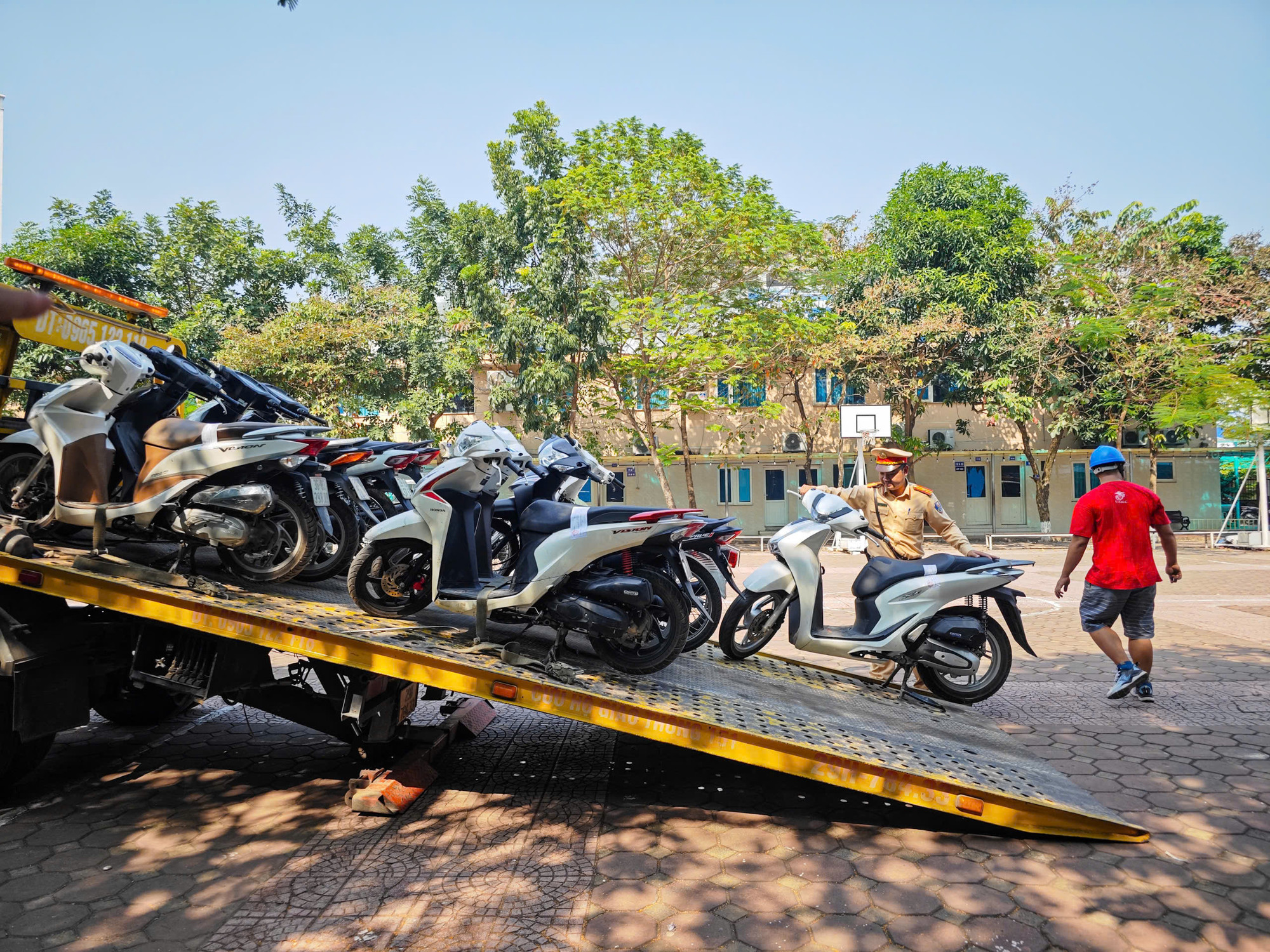 CSGT phát hiện nhiều học sinh đi xe máy đến trường vào sáng 11/11. CSGT phát hiện nhiều học sinh đi xe máy đến trường vào sáng 11/11.