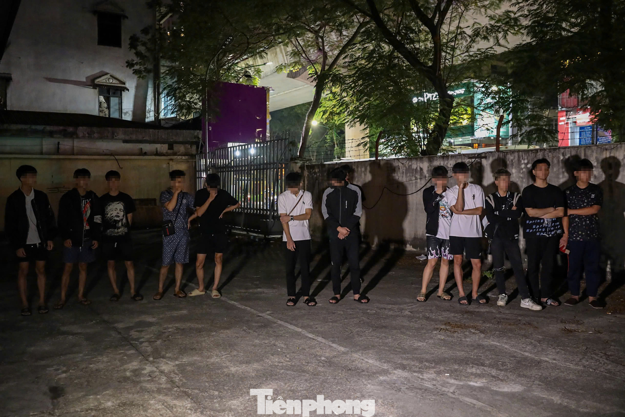 Thanh thiếu niên điều khiển xe máy lạng lách, đánh võng, đi tốc độ cao gây bức xúc dư luận. Thanh thiếu niên điều khiển xe máy lạng lách, đánh võng, đi tốc độ cao gây bức xúc dư luận.