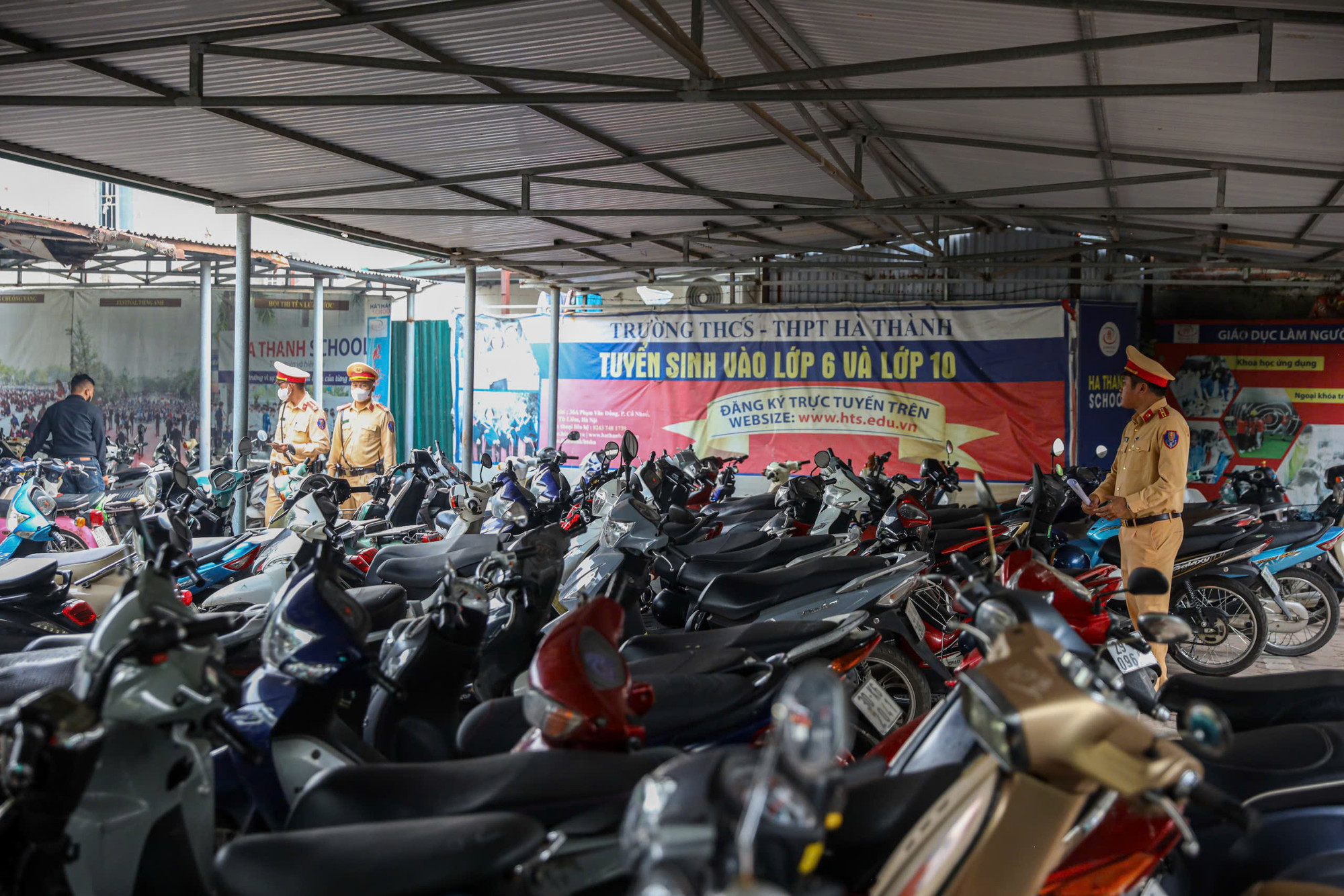 CSGT phát hiện nhiều học sinh đi xe máy đến trường vào sáng 11/11. CSGT phát hiện nhiều học sinh đi xe máy đến trường vào sáng 11/11.