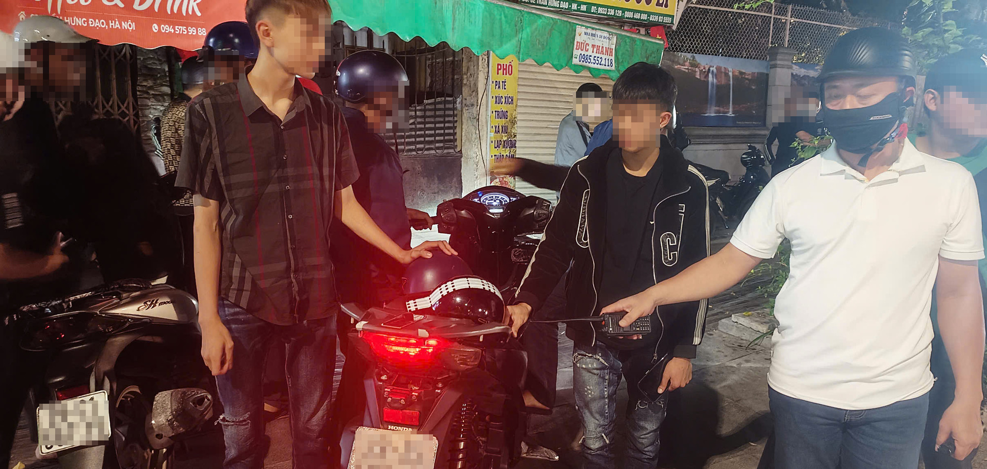 Có không ít trường hợp tài xế nẹt pô gây mất an ninh trật tự ở lứa tuổi học sinh. Có không ít trường hợp tài xế nẹt pô gây mất an ninh trật tự ở lứa tuổi học sinh.