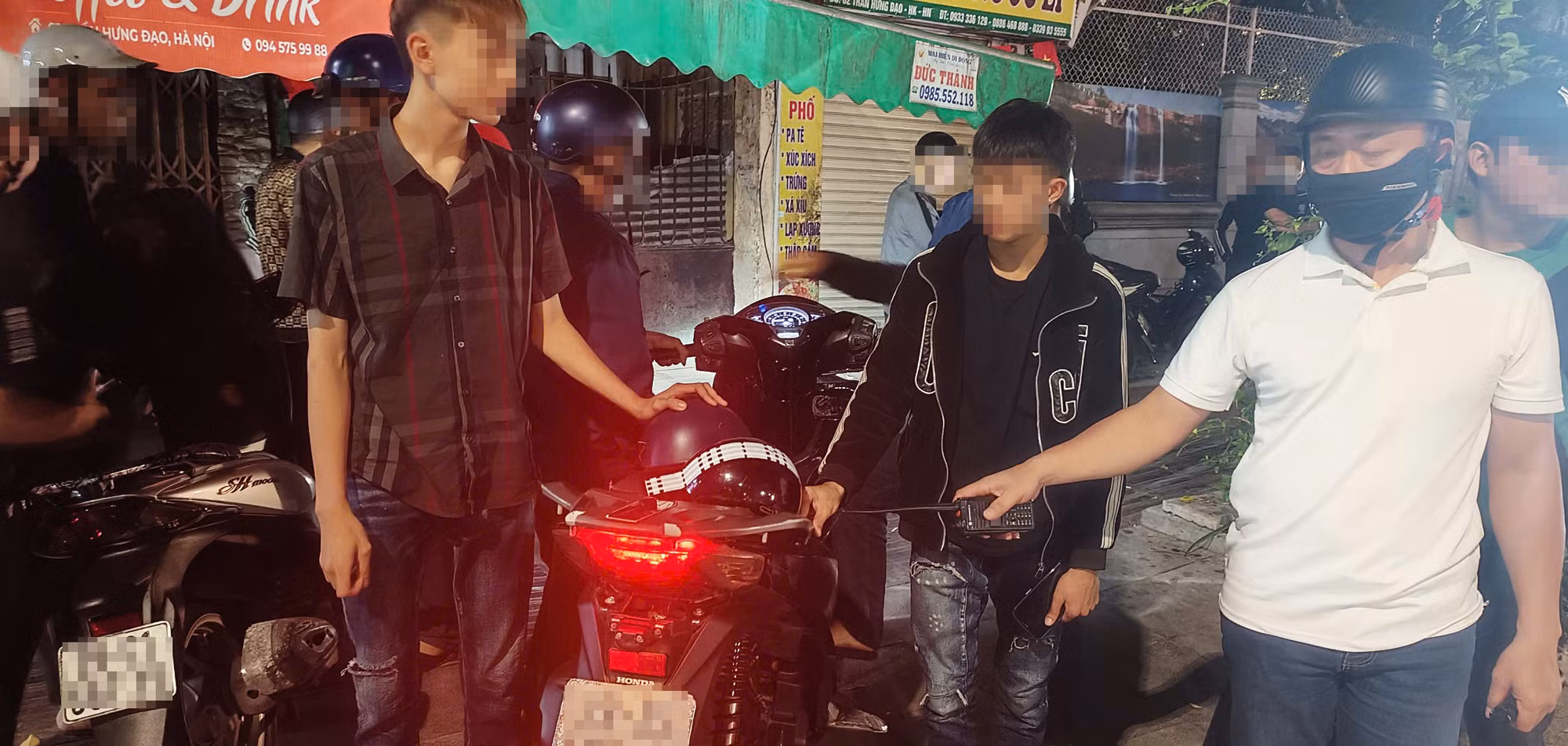 Có không ít trường hợp tài xế nẹt pô gây mất an ninh trật tự ở lứa tuổi học sinh. Có không ít trường hợp tài xế nẹt pô gây mất an ninh trật tự ở lứa tuổi học sinh.