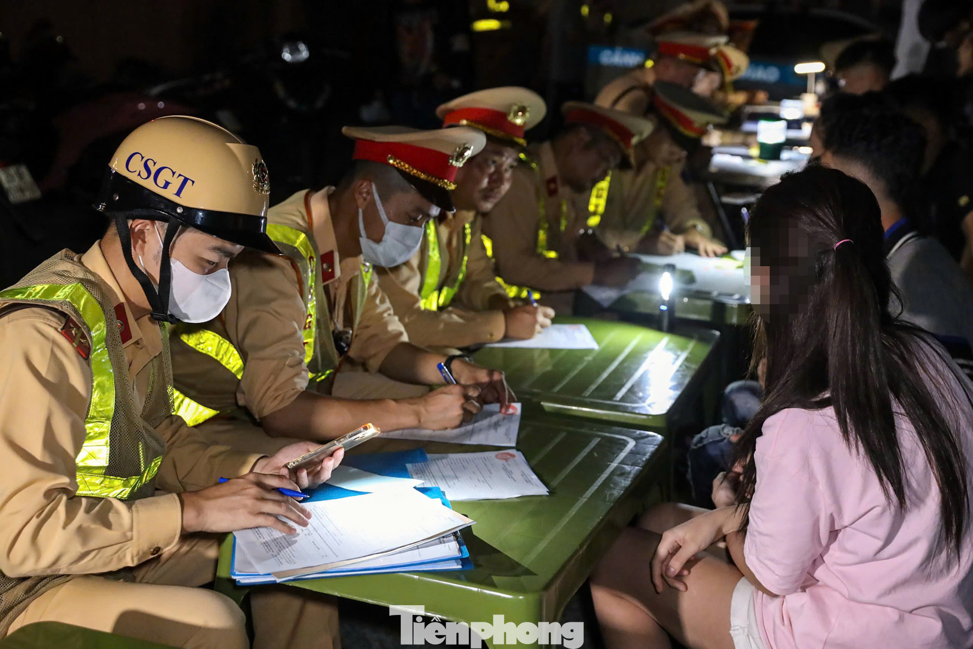 Thanh thiếu niên điều khiển xe máy lạng lách, đánh võng, đi tốc độ cao gây bức xúc dư luận. Thanh thiếu niên điều khiển xe máy lạng lách, đánh võng, đi tốc độ cao gây bức xúc dư luận.