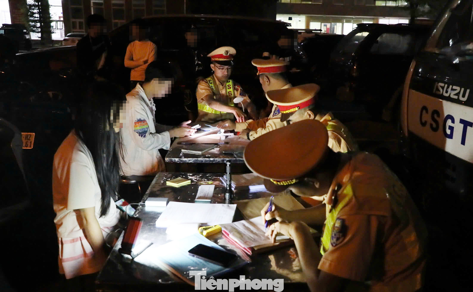 Lực lượng CSGT Hà Nội lập biên bản xử phạt nhiều thanh thiếu niên điều khiển xe máy lạng lách, đánh võng, không đội mũ bảo hiểm, chưa đủ tuổi lái xe. Lực lượng CSGT Hà Nội lập biên bản xử phạt nhiều thanh thiếu niên điều khiển xe máy lạng lách, đánh võng, không đội mũ bảo hiểm, chưa đủ tuổi lái xe.