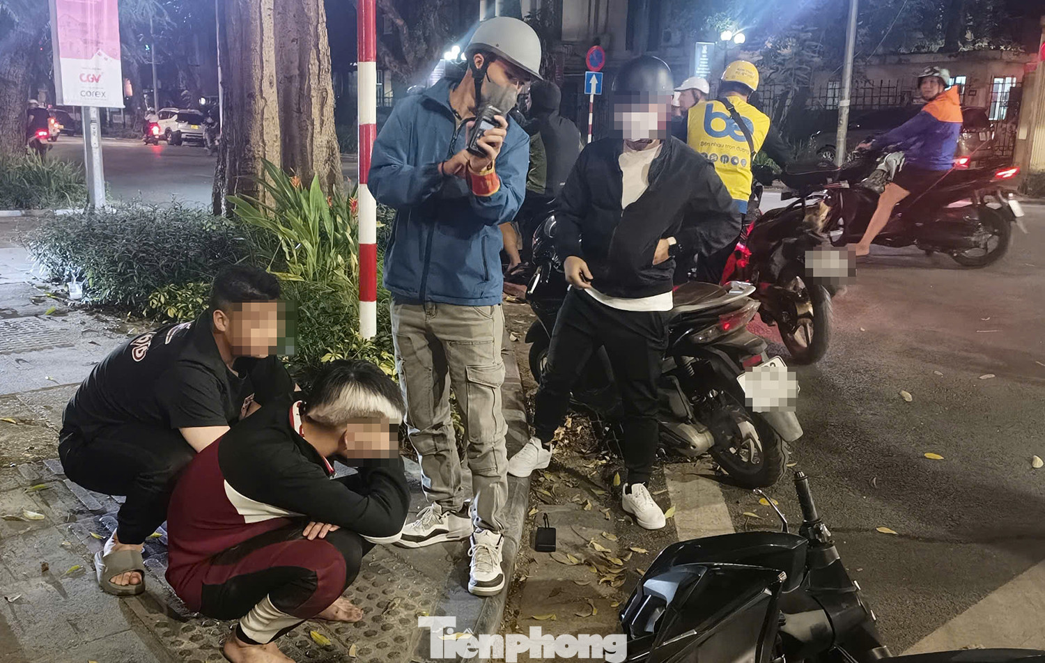 Nhiều trường hợp thanh thiếu niên bị tổ công tác kiểm tra, xử lý. Nhiều trường hợp thanh thiếu niên bị tổ công tác kiểm tra, xử lý.