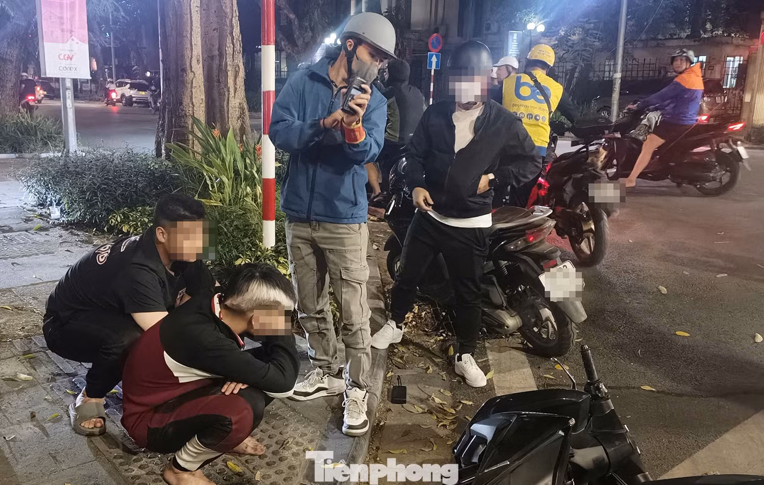 Nhiều trường hợp thanh thiếu niên bị tổ công tác kiểm tra, xử lý. Nhiều trường hợp thanh thiếu niên bị tổ công tác kiểm tra, xử lý.