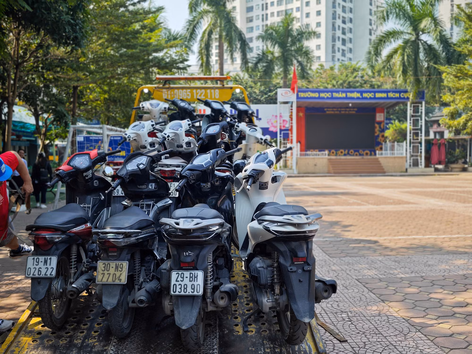 CSGT phát hiện nhiều học sinh đi xe máy đến trường vào sáng 11/11. CSGT phát hiện nhiều học sinh đi xe máy đến trường vào sáng 11/11.