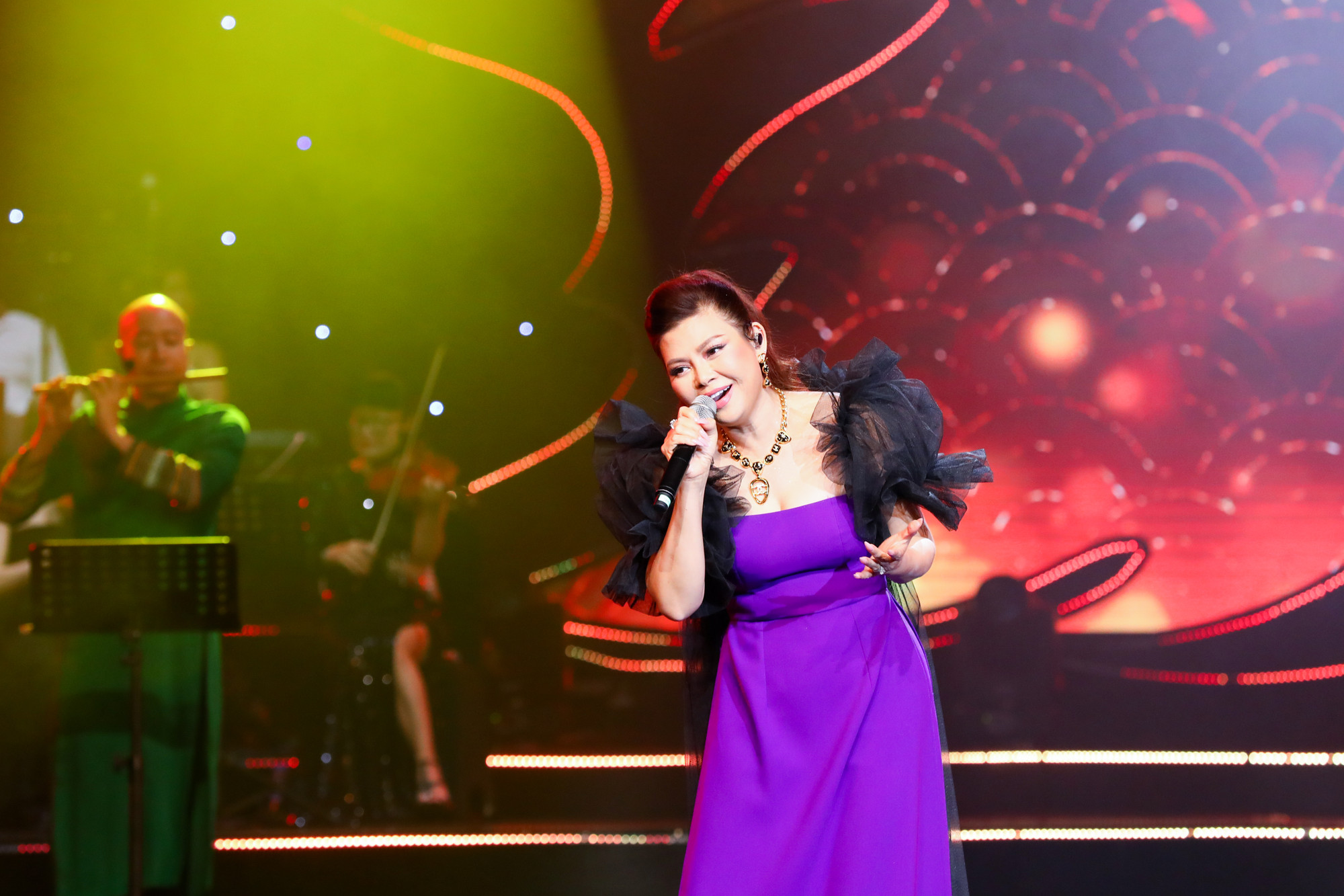 Phần đầu chương trình Ngọc Anh dành để tái hiện những tác phẩm mang màu sắc dân gian từng được 3A thể hiện như Mái đình làng biển, Chảy đi sông ơi...