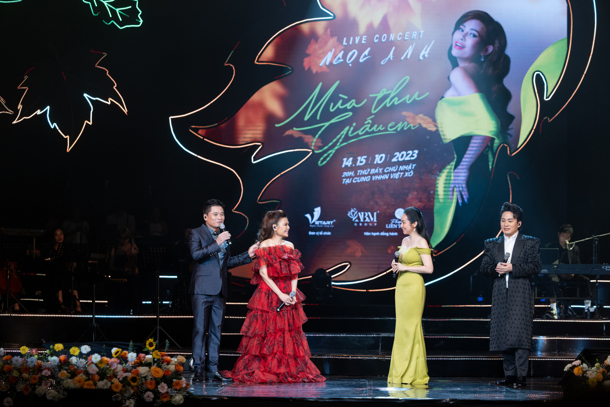 Tổng đạo diễn Đoàn Thúy Phương giao lưu cùng các nghệ sĩ. Ảnh: BTC