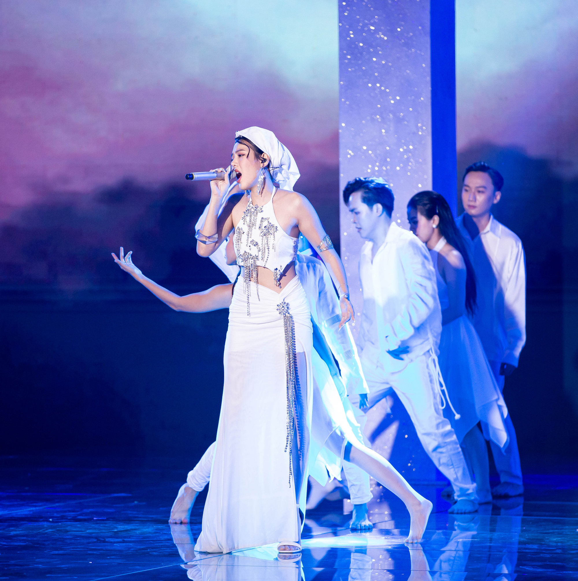 Thảo Muộii thay đổi hình tượng để chiều lòng khán giả trong đêm bán kết. Ảnh: BTC Thảo Muộii thay đổi hình tượng để chiều lòng khán giả trong đêm bán kết. Ảnh: BTC