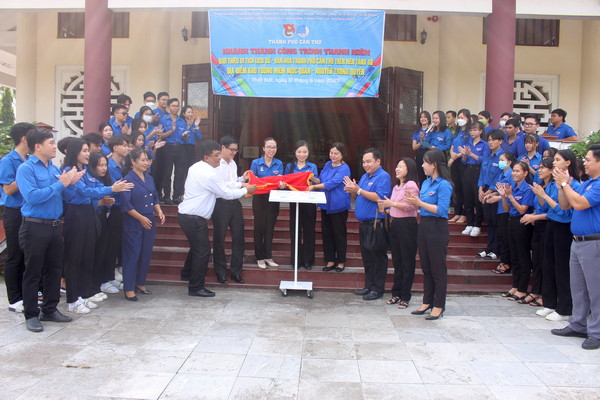 Tại lễ ra quân Chiến dịch, Thành đoàn Cần Thơ đã khánh thành công trình thanh niên “Giới thiệu Di tích lịch sử văn hóa thành phố trên nền tảng số” tại Khu tưởng niệm Mộc quán Nguyễn Trọng Quyền. (Ảnh Phú Quới)