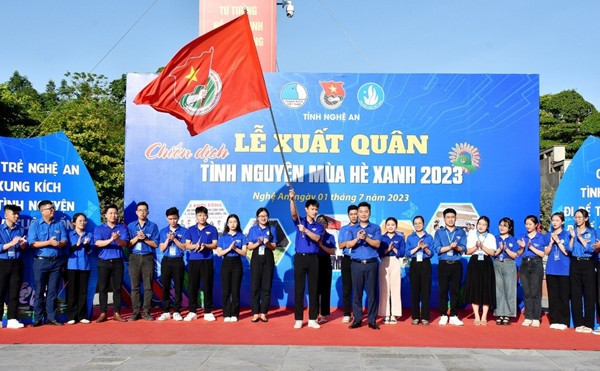 Chiến sĩ Mùa hè xanh tỉnh Nghệ An nhận cờ xuất quân của Chiến dịch từ Bí thư Tỉnh đoàn Lê Văn Lương