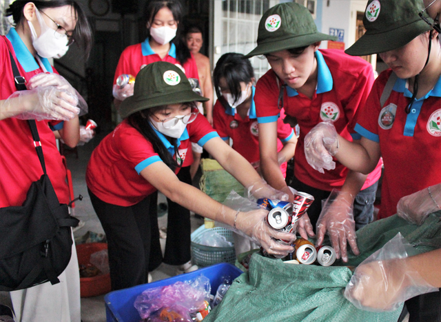 Học sinh trường THPT Nguyễn Văn Cừ dành buổi trưa cuối tuần để thu gom ve chai bán gây quỹ