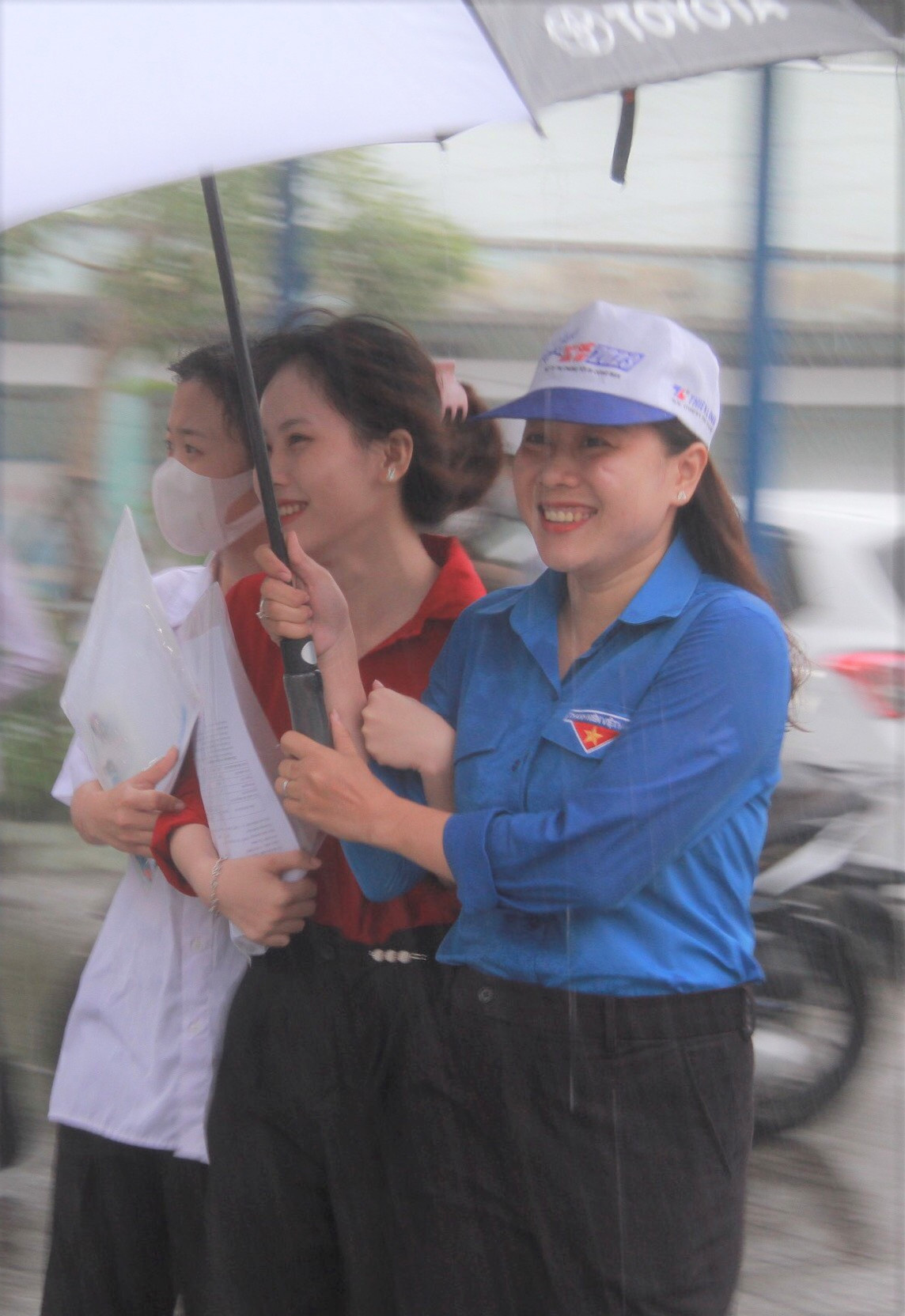 Dù thời tiết bất lợi Đội hình Tiếp sức mùa thi Cà Mau vẫn luôn sẵn sàng hỗ trợ thí sinh