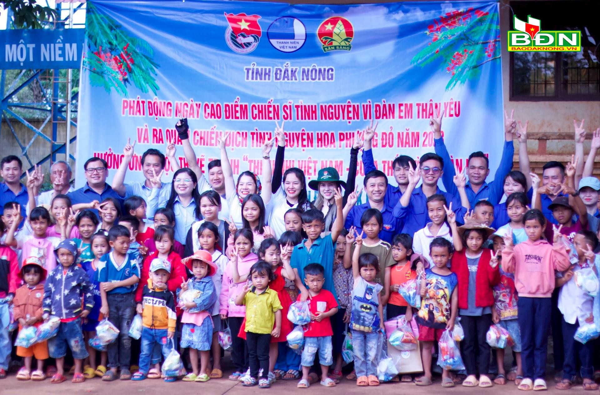 Tỉnh đoàn Đắk Nông trao tặng quà cho các em thiếu nhi tại Lễ ra quân Chiến dịch Hoa phượng đỏ năm 2023