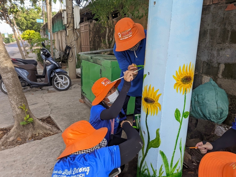 Chiến sĩ Mùa hè xanh tỉnh Bình Dương thực hiện công trình thanh niên Thay áo mới cho Bức tường cũ