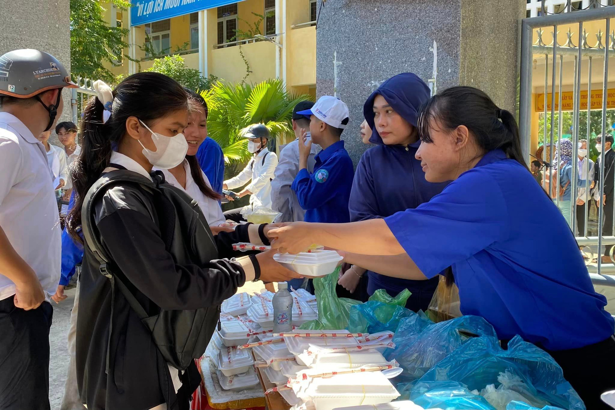 Chiến sĩ Tiếp sức mùa thi tỉnh Quảng Ngãi trao suất ăn miễn phí tiếp sức sĩ tử trong kỳ thi THPT Quốc gia