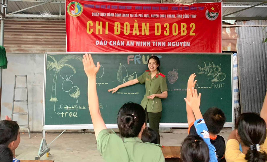Chiến sĩ Hành quân xanh trường ĐH An ninh nhân dân dạy tiếng Anh cho thiếu nhi