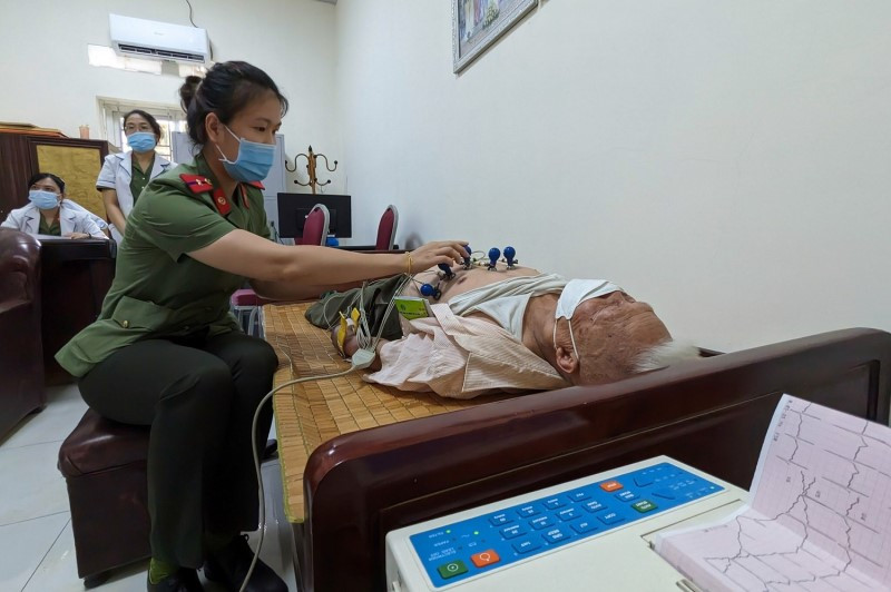 Cán bộ y tế thuộc lực lượng Công an Hà Nội tình nguyện khám bệnh cho người dân trong khuôn khổ chiến dịch "Hành quân xanh" năm 2023