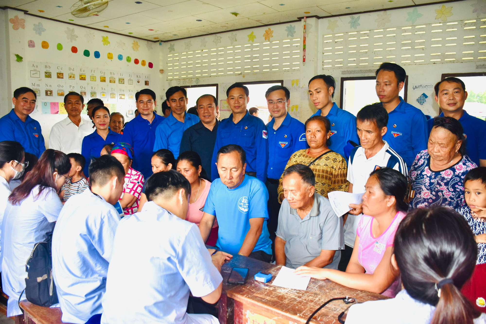Đội hình tình nguyện Kỳ nghỉ hồng tỉnh Hà tĩnh khám bệnh cho người dân Bản Thông Viengkhăm