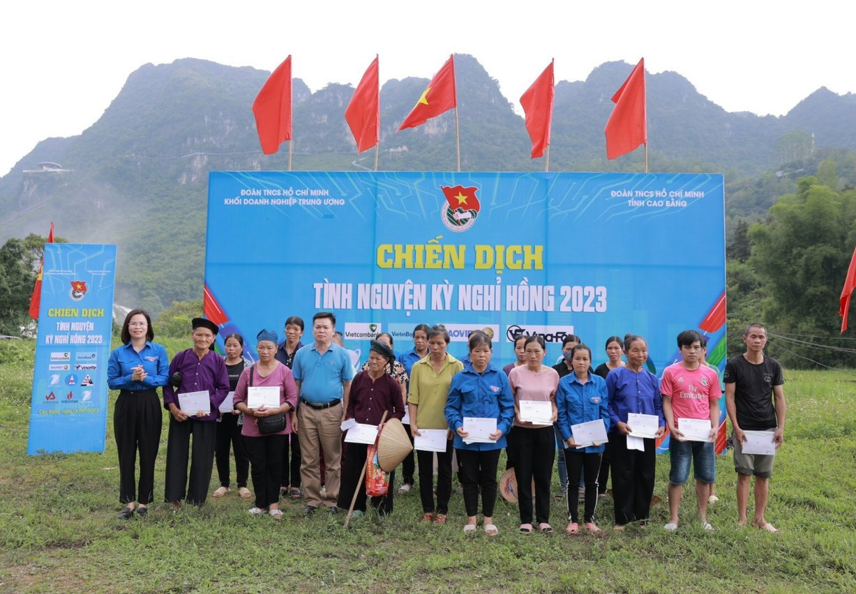 Trao tặng quà cho các hộ gia đình có hoàn cảnh khó khăn