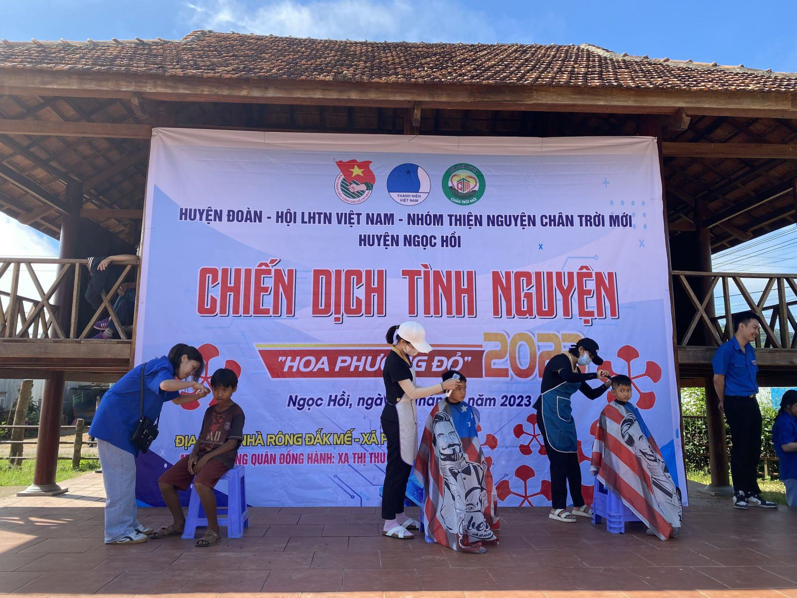 Chiến sĩ Hoa phượng đỏ cắt tóc miễn phí cho các em thiếu nhi