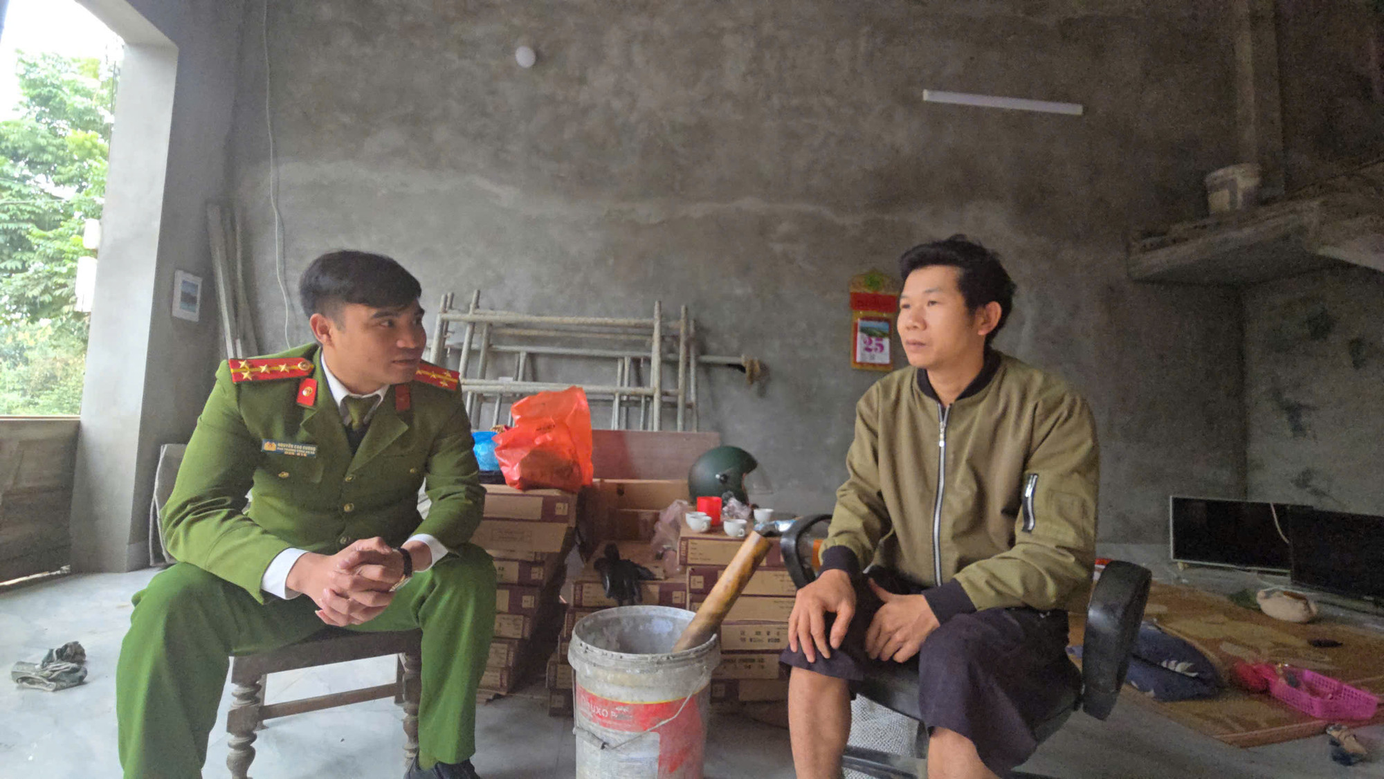 Đại úy Nguyễn Cao Cường cho rằng, một trong những việc cần làm nhất của Công an xã là sâu sát cơ sở, nắm bắt và xử lý vụ việc ngay từ khi mới phát sinh, giải quyết hợp lý hợp tình. Đại úy Nguyễn Cao Cường cho rằng, một trong những việc cần làm nhất của Công an xã là sâu sát cơ sở, nắm bắt và xử lý vụ việc ngay từ khi mới phát sinh, giải quyết hợp lý hợp tình.