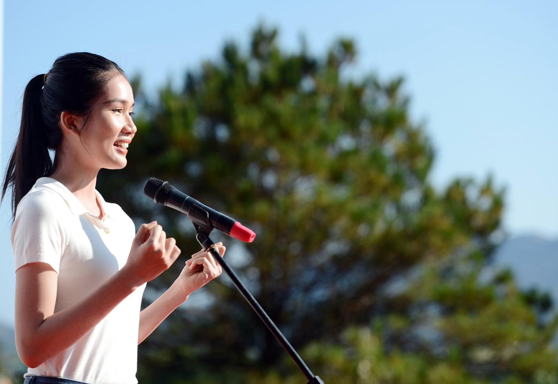 Á hậu Việt Nam Phạm Ngọc Phương Anh đại diện cho các bạn trẻ đã phát biểu hưởng ứng chung tay việc trồng cây "Vì một Việt Nam xanh", lan tỏa "giấc mơ đại ngàn".