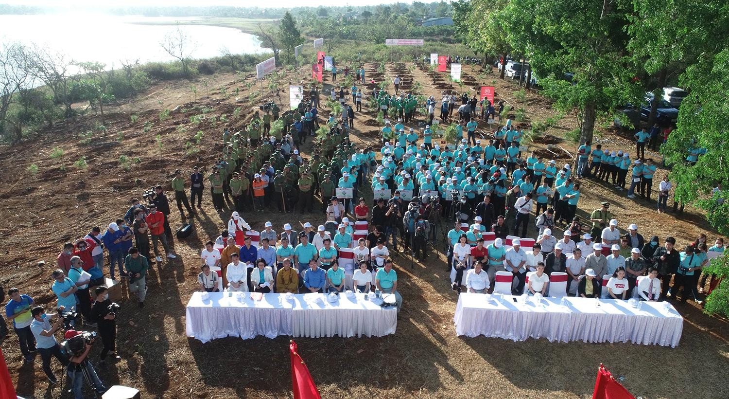 Dự chương trình, có ông Châu Ngọc Tuấn - Phó Bí thư thường trực Tỉnh ủy, Chủ tịch HĐND tỉnh Gia Lai; ông Võ Ngọc Thành - Phó Bí thư Tỉnh ủy, Chủ tịch UBND tỉnh Gia Lai; ông Tiết Văn Thành - Tổng Giám đốc Agribank; nhà báo Lê Xuân Sơn - Tổng Biên tập Báo Tiền Phong, Trưởng Ban Tổ chức; ông Trần Ngọc Nhung - Giám đốc Sở Văn hóa Thể thao và Du lịch tỉnh Gia Lai, Trưởng Ban Tổ chức. Cùng Hoa hậu, Á hậu và các người đẹp cuộc thi Hoa hậu Việt Nam.