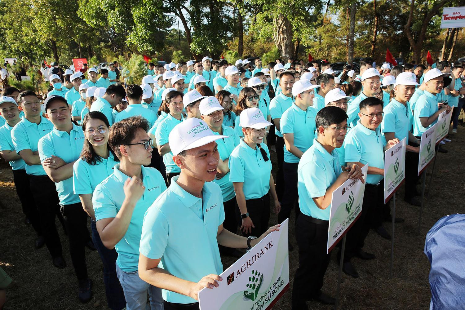 Đặc biệt, chương trình có sự tham dự của Hoa hậu, Á hậu và các người đẹp cuộc thi Hoa hậu Việt Nam; cán bộ người lao động Agribank, vận động viên tham dự Giải Tiền Phong Marathon, các lực lượng và đoàn viên thanh niên tỉnh Gia Lai.