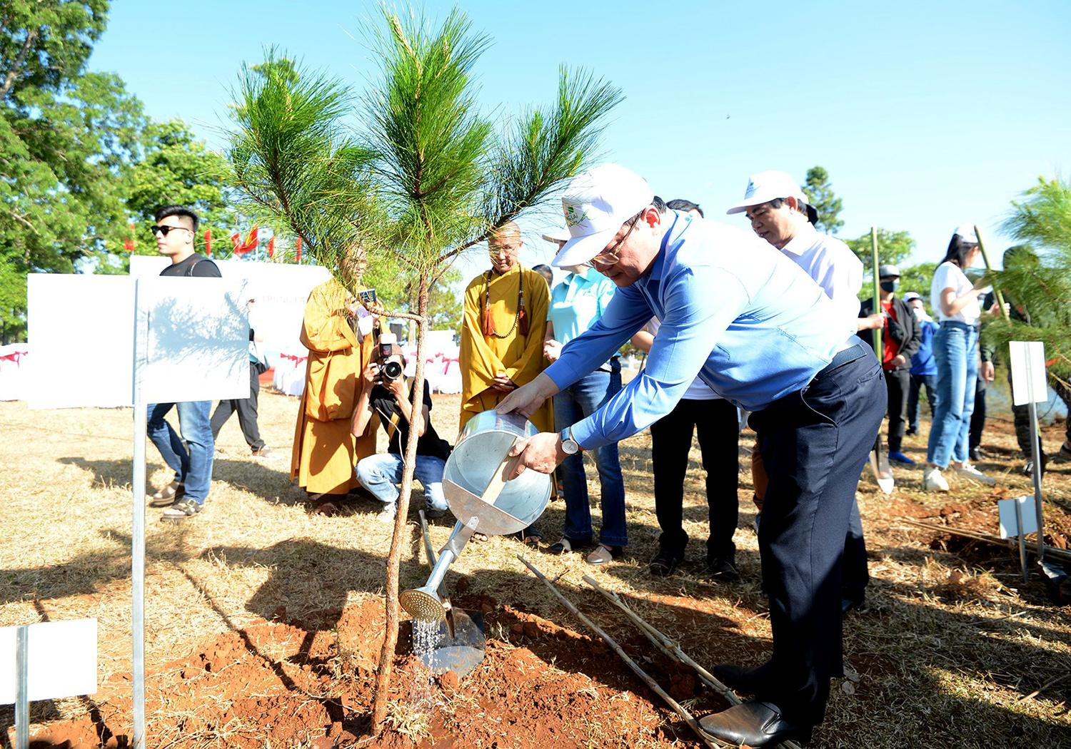 Dịp này, Ban tổ chức Tiền Phong Marathon lần thứ 62 và các đơn vị đồng hành đã trao tặng hỗ trợ cho tỉnh Gia Lai thực hiện việc trồng cây xanh, thực hiện chương trình an sinh xã hội. Ngay sau lễ phát động, các đại biểu và các lực lượng đã trồng cây.