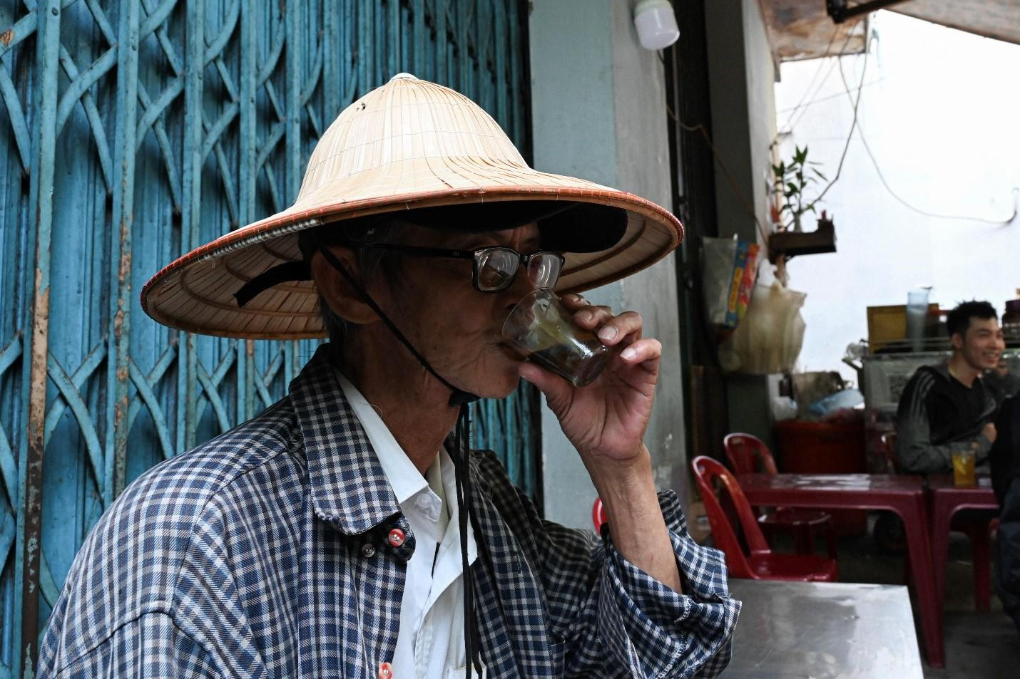 Ông Hùng nay đã ngoài 70 tuổi, thói quen uống cà phê vợt của ông mỗi sáng trở thành nếp sinh hoạt đã bao năm qua - ảnh Huỳnh Như