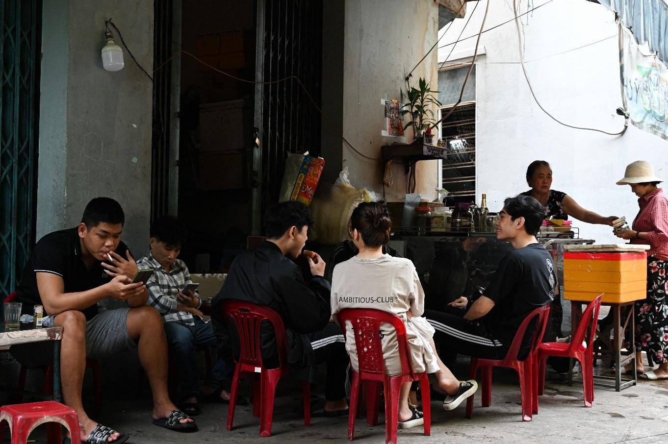 Chỉ vài chiếc bàn, ghế cóc nhưng quán vẫn có nhiều bạn trẻ đến để hàn huyên. Cà phê ở đây không chỉ thơm ngon mà mỗi ly chỉ 10 nghìn đồng, vừa túi tiền các bạn học sinh, sinh viên - ảnh Huỳnh Như