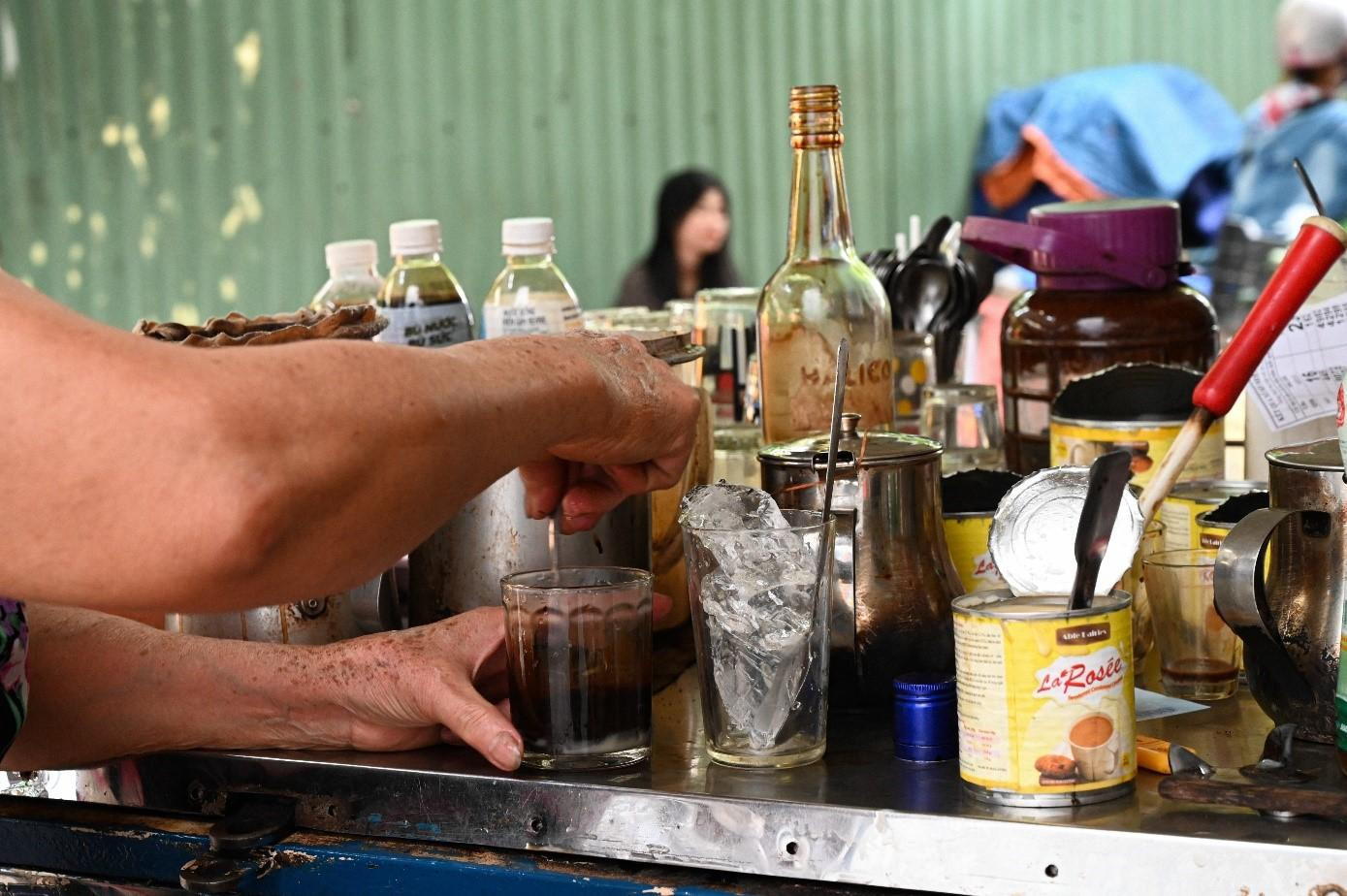 Cà phê vợt bà Liên là một trong những quán cà phê lâu đời nhất Đà Nẵng. Nhiều người tìm đến, như muốn tìm lại chút dư vị của ngày xưa giờ hiếm còn tìm lại được - ảnh Huỳnh Như
