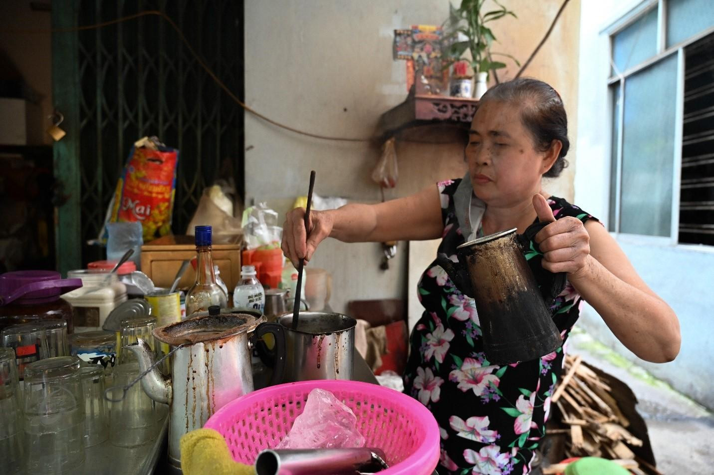 Bà Võ Thị Bích Liên nay đã 59 tuổi mỗi ngày đều đặn thức dậy vào lúc 3 rưỡi sáng, cùng em trai gắn bó với quán cà phê vợt đã hơn 40 năm nay - ảnh Huỳnh Như