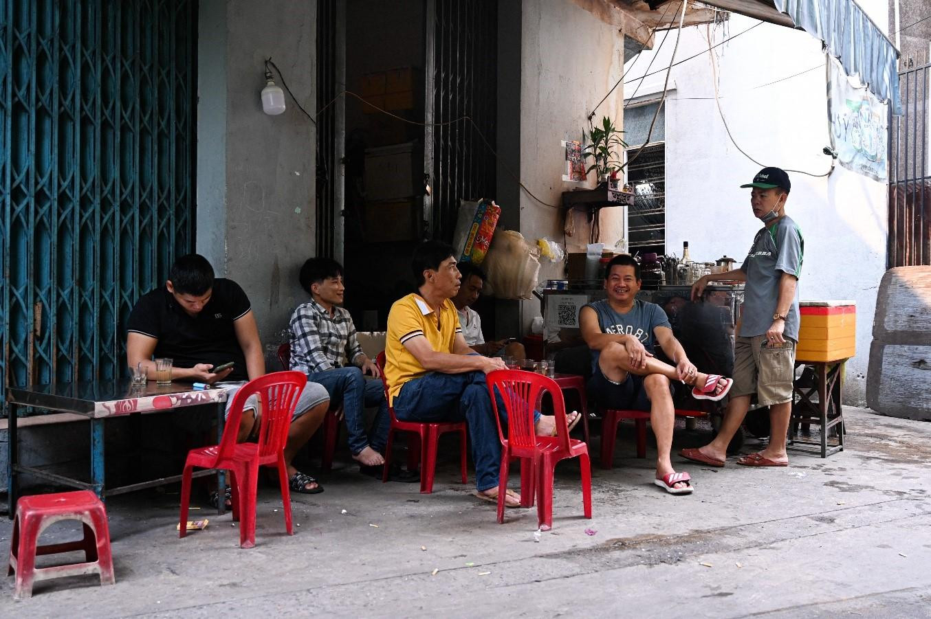 Cũng như phong cách và hương vị cổ điển của loại cà phê này, khách đến quán đa phần là những vị trung niên và cao tuổi - ảnh Huỳnh Như