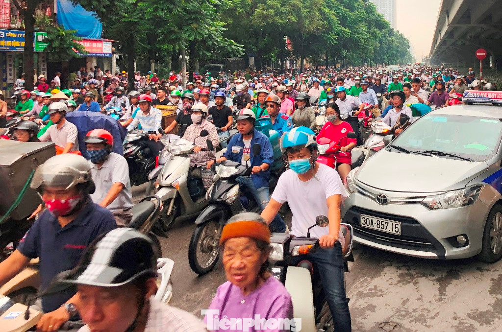 Xe máy vừa là phương tiện đi lại vừa là phương tiện mưu sinh của nhiều người dân sống tại Hà Nội. Xe máy vừa là phương tiện đi lại vừa là phương tiện mưu sinh của nhiều người dân sống tại Hà Nội.