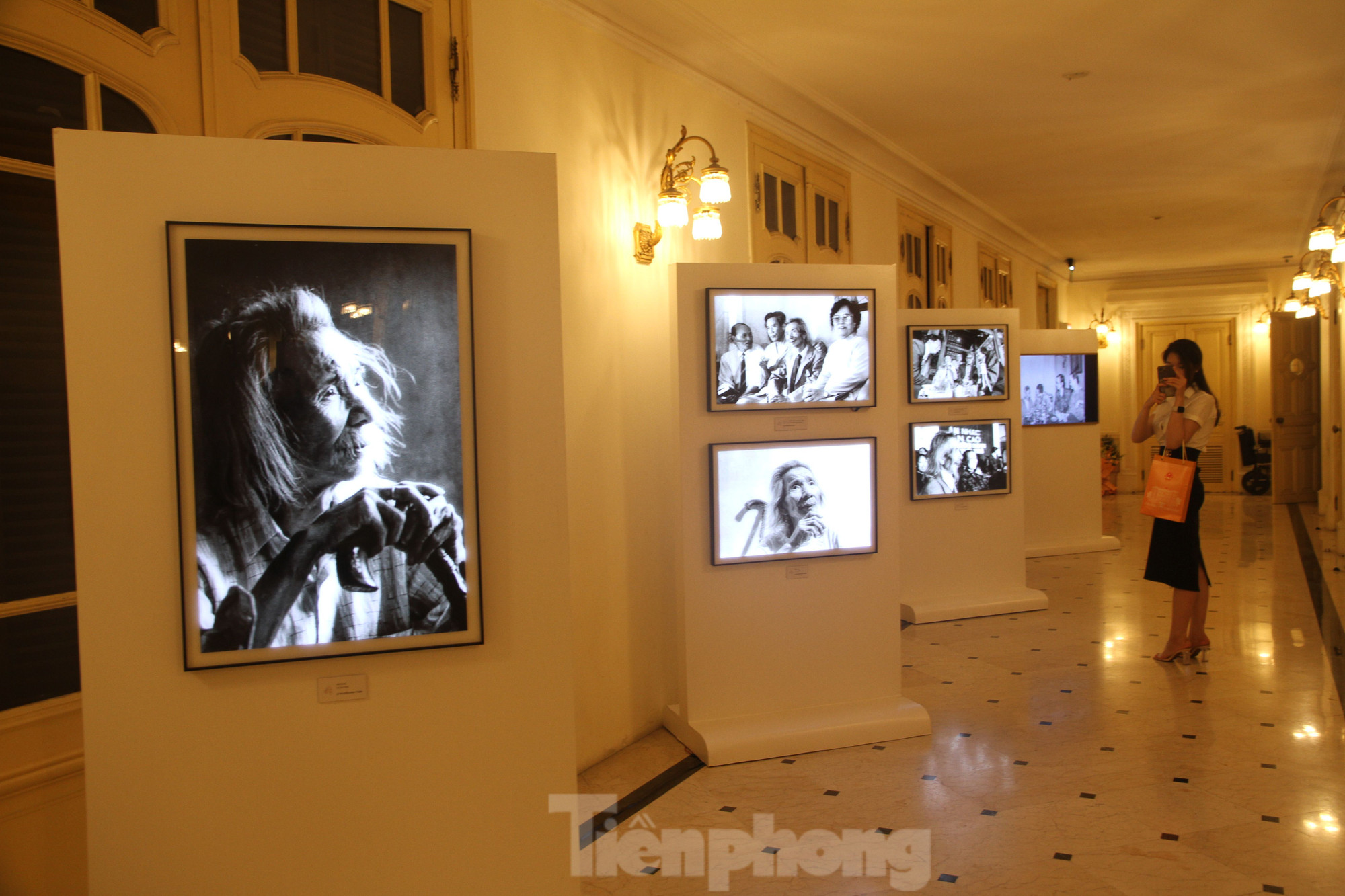 Tại sảnh Nhà hát Lớn Hà Nội tối 20/8 diễn ra triển lãm ảnh Văn Cao do nghệ sĩ nhiếp ảnh Nguyễn Đình Toán chụp trong nhiều năm khi ông còn là hàng xóm của nhạc sĩ. Ảnh: N.M.HÀ Tại sảnh Nhà hát Lớn Hà Nội tối 20/8 diễn ra triển lãm ảnh Văn Cao do nghệ sĩ nhiếp ảnh Nguyễn Đình Toán chụp trong nhiều năm khi ông còn là hàng xóm của nhạc sĩ. Ảnh: N.M.HÀ