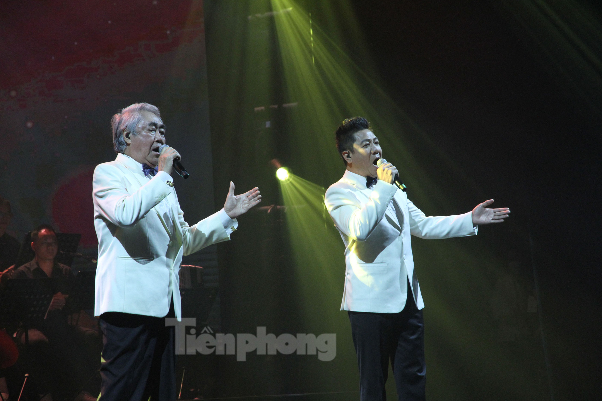 NSND Quang Thọ cùng NSND Quốc Hưng cùng Ca ngợi Hồ Chủ tịch. Ảnh: N.M.HÀ NSND Quang Thọ cùng NSND Quốc Hưng cùng Ca ngợi Hồ Chủ tịch. Ảnh: N.M.HÀ