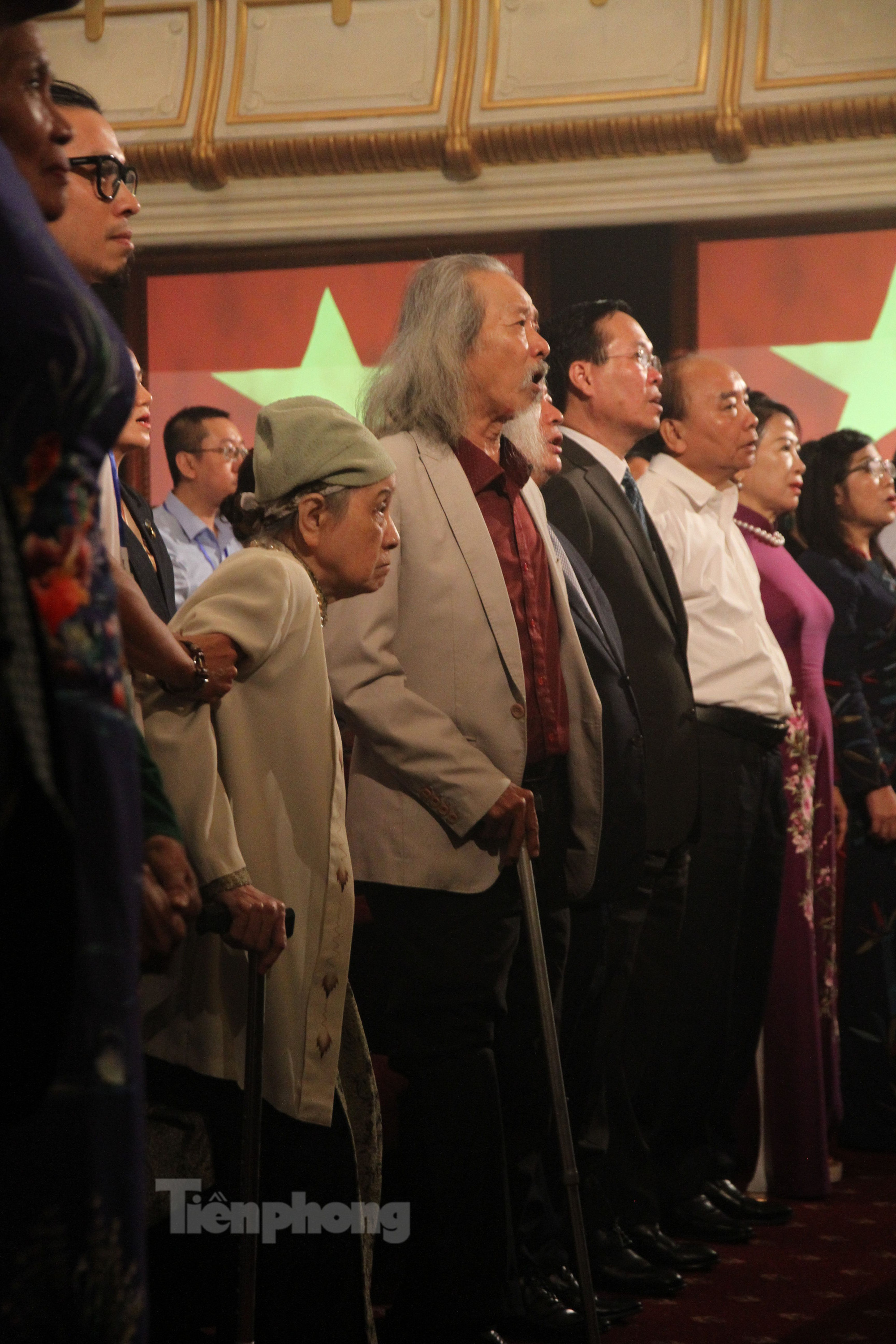 Bà Nghiêm Thúy Băng dù đang ngồi xe lăn cũng cố gắng đứng dậy khi Quốc ca vang lên. Ảnh: Nguyễn Mạnh Hà. Bà Nghiêm Thúy Băng dù đang ngồi xe lăn cũng cố gắng đứng dậy khi Quốc ca vang lên. Ảnh: Nguyễn Mạnh Hà.