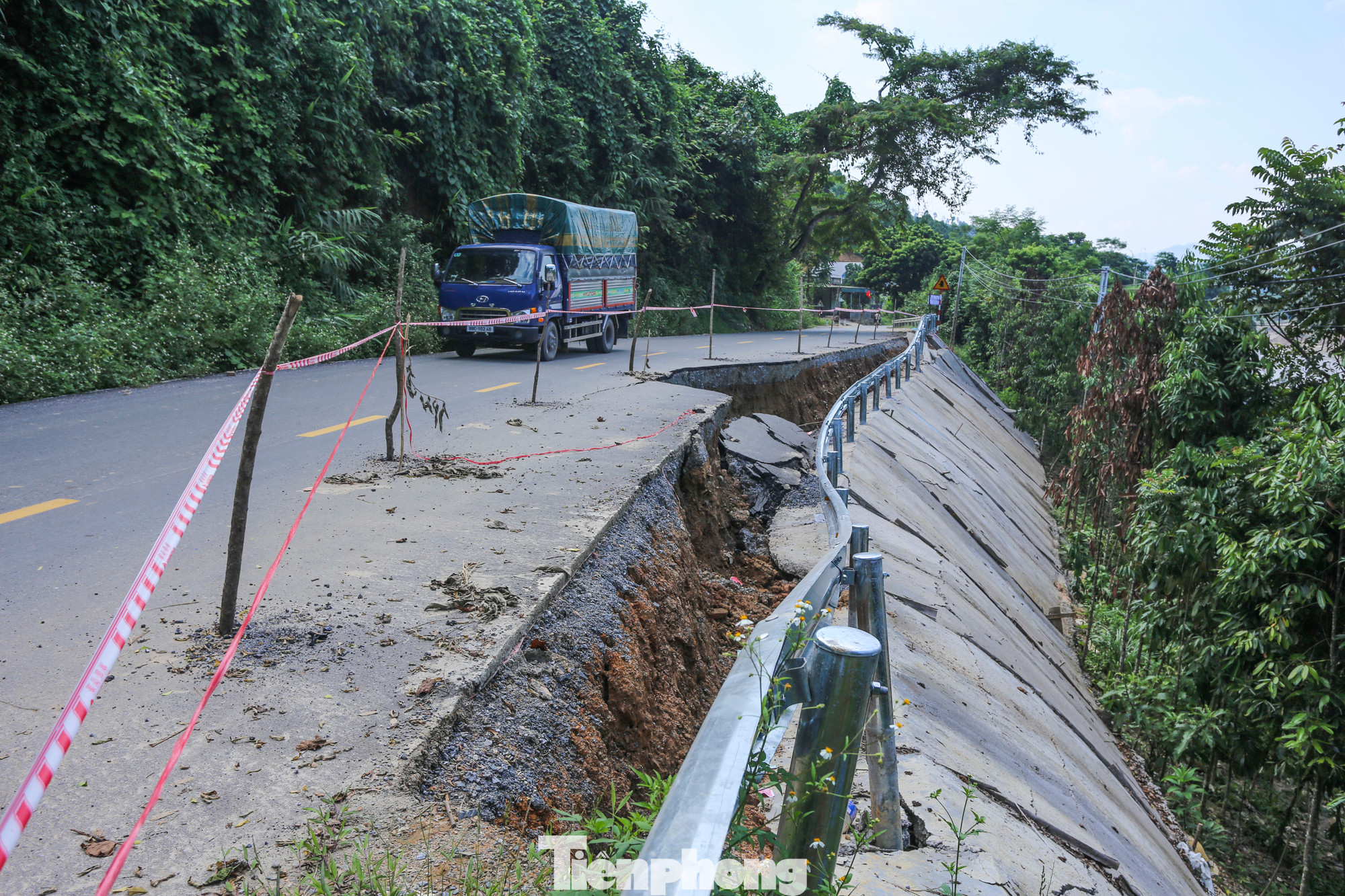 “Điểm sạt quá nhiều nên đi lại rất nguy hiểm, nhất là ban đêm. Nhiều nơi còn sạt lở, đất đá chắn cả mặt đường”, anh Xồng Xeo Vũ (xã Nậm Lúc) cho hay. Trong hình, một vị trí mặt đường bị gãy sập.