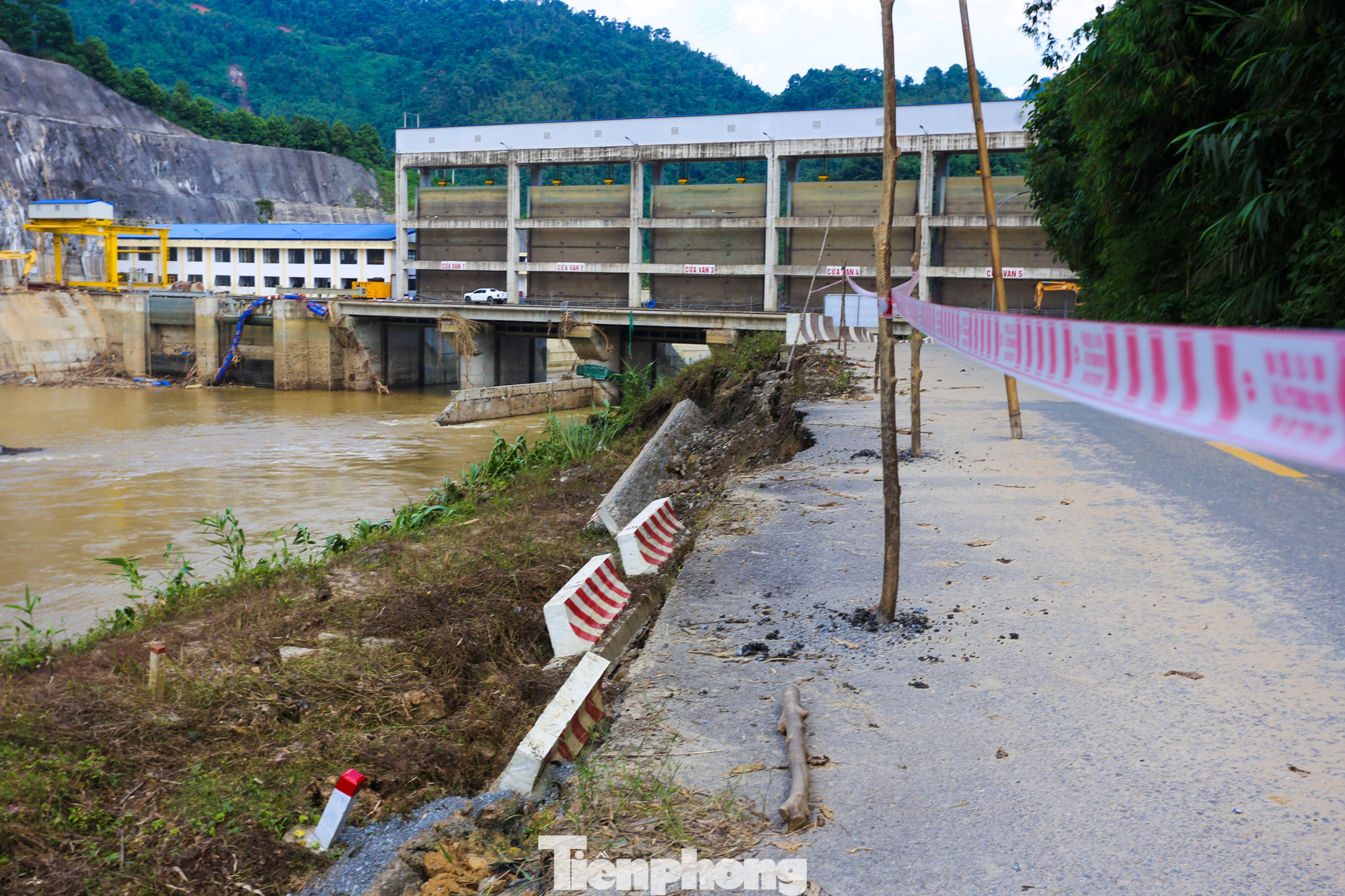 Nhiều đoạn gần nhà máy thủy điện trên sông Chảy, hai bên bờ sông bị sạt lở, có đoạn lấn sâu vào đường giao thông làm thu hẹp nền đường.