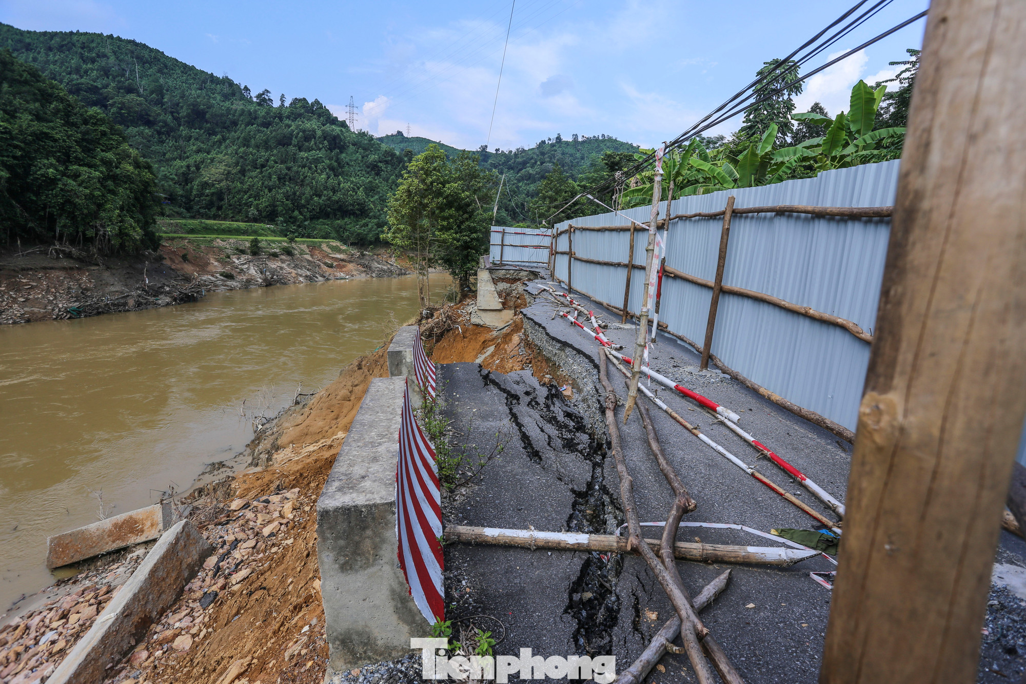 Với các vị trí sạt lở nghiêm trọng, ngành chức năng chăng dây và dùng tôn quây lại, đảm bảo an toàn cho người đi đường.