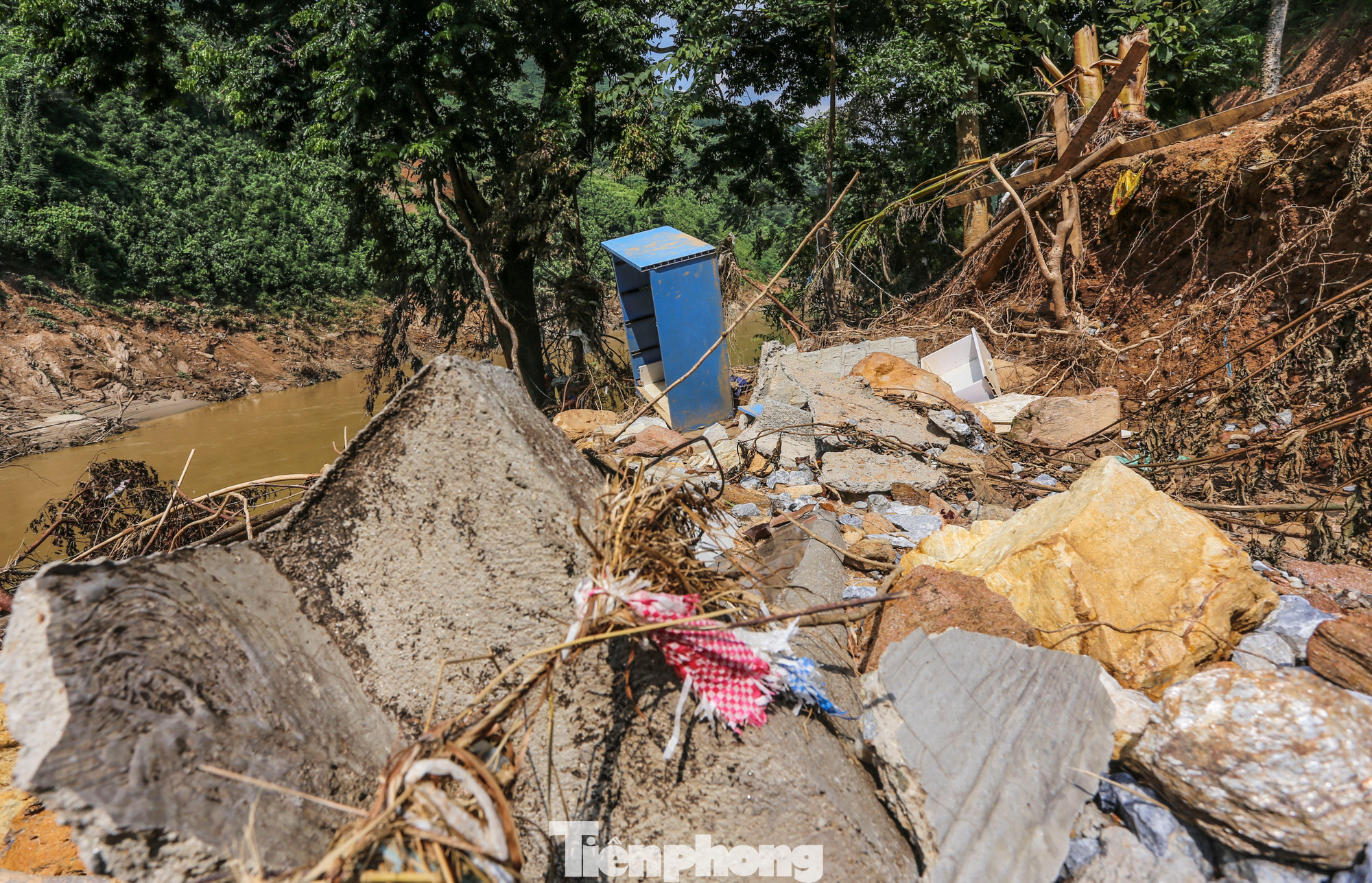 Huyện Bắc Hà đã huy động trên 2.000 người, 30 máy xúc đào, thành lập các tổ cơ động để khắc phục hậu quả thiên tai, hỗ trợ người dân sớm ổn định cuộc sống.