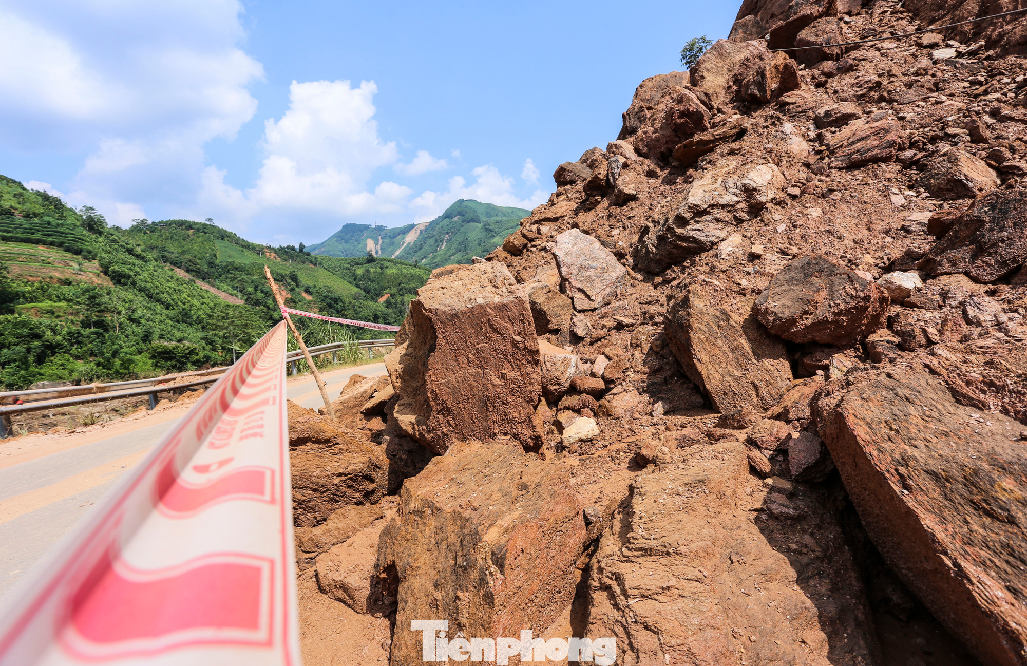 Những tảng đá sạt lở, rơi lấn đường.