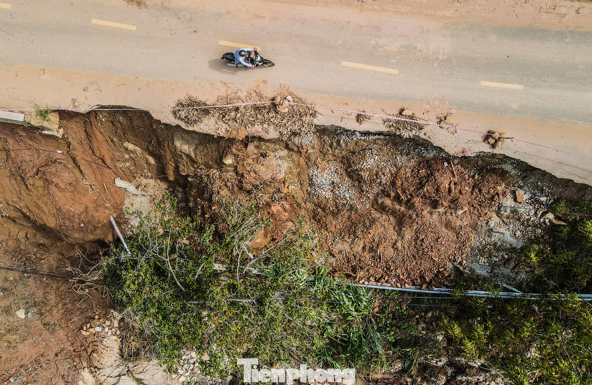 Tỉnh lộ 160 qua huyện Bắc Hà nhiều đoạn bị gãy vỡ, trôi sạt xuống sông Chảy.