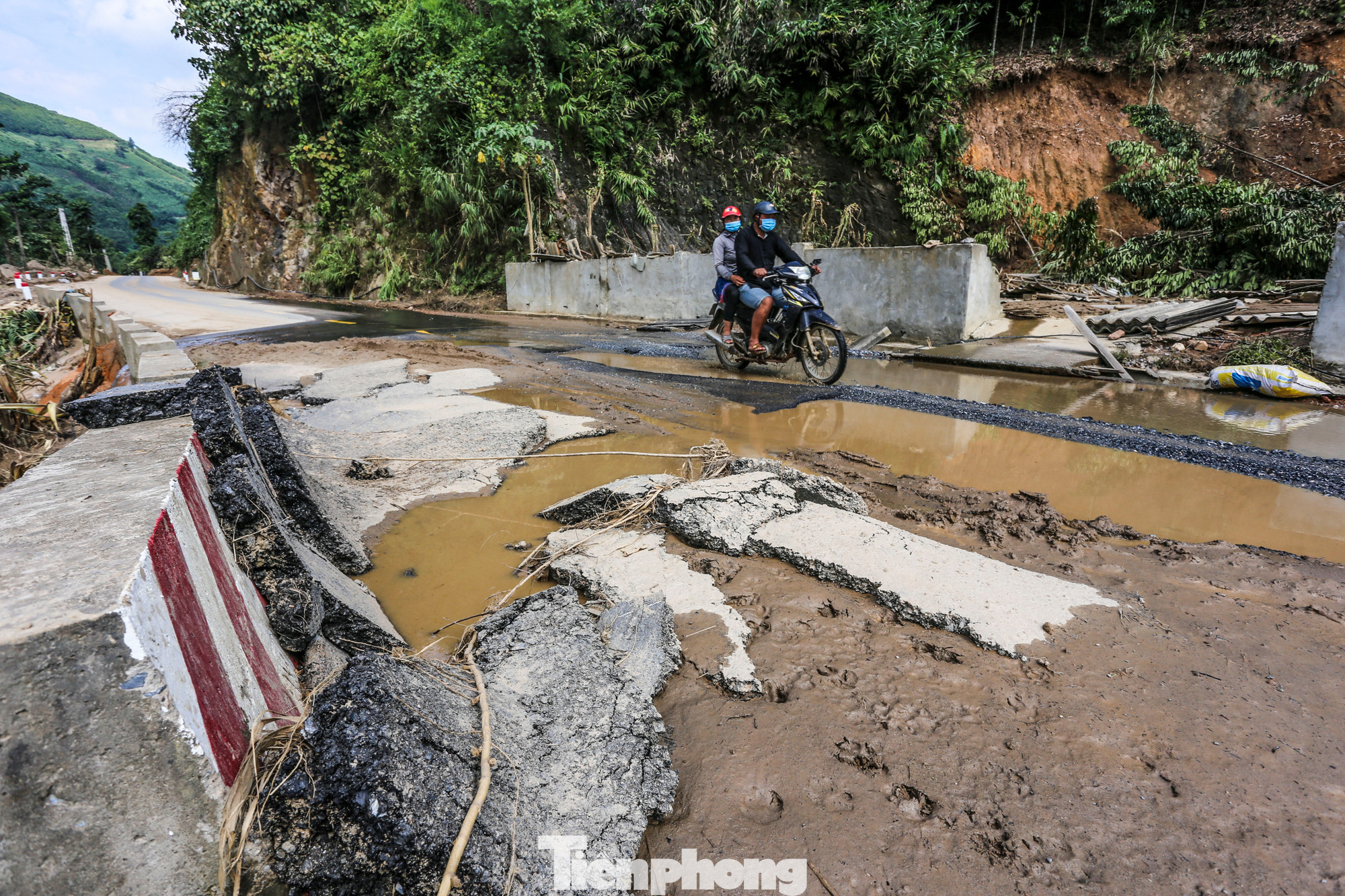 Một số vị trí có dòng chảy lớn cuốn trôi lớp nhựa thảm mặt đường.